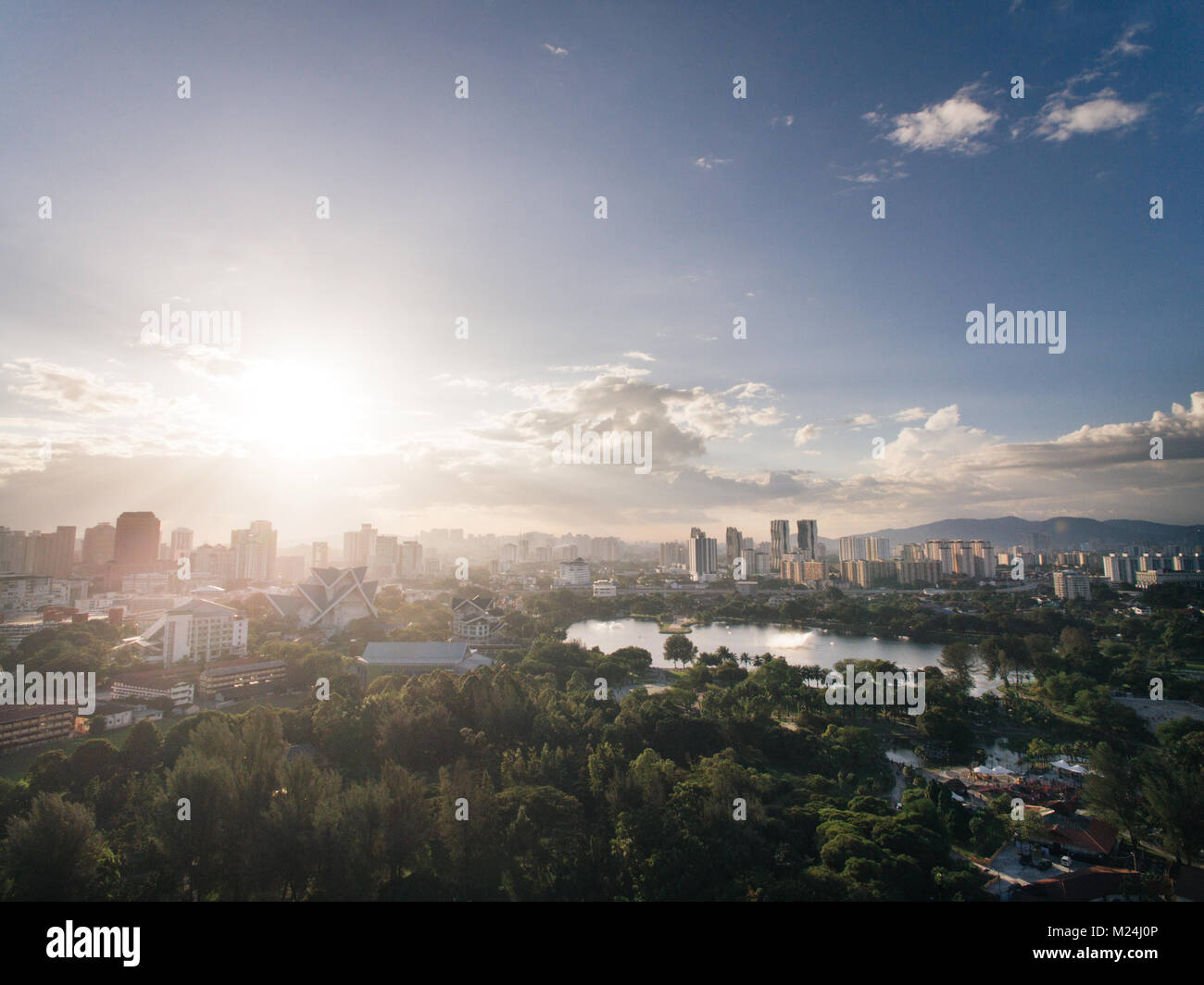 Luftaufnahme von titiwangsa See mit Abendsonne in Kuala Lumpur, Malaysia Stockfoto