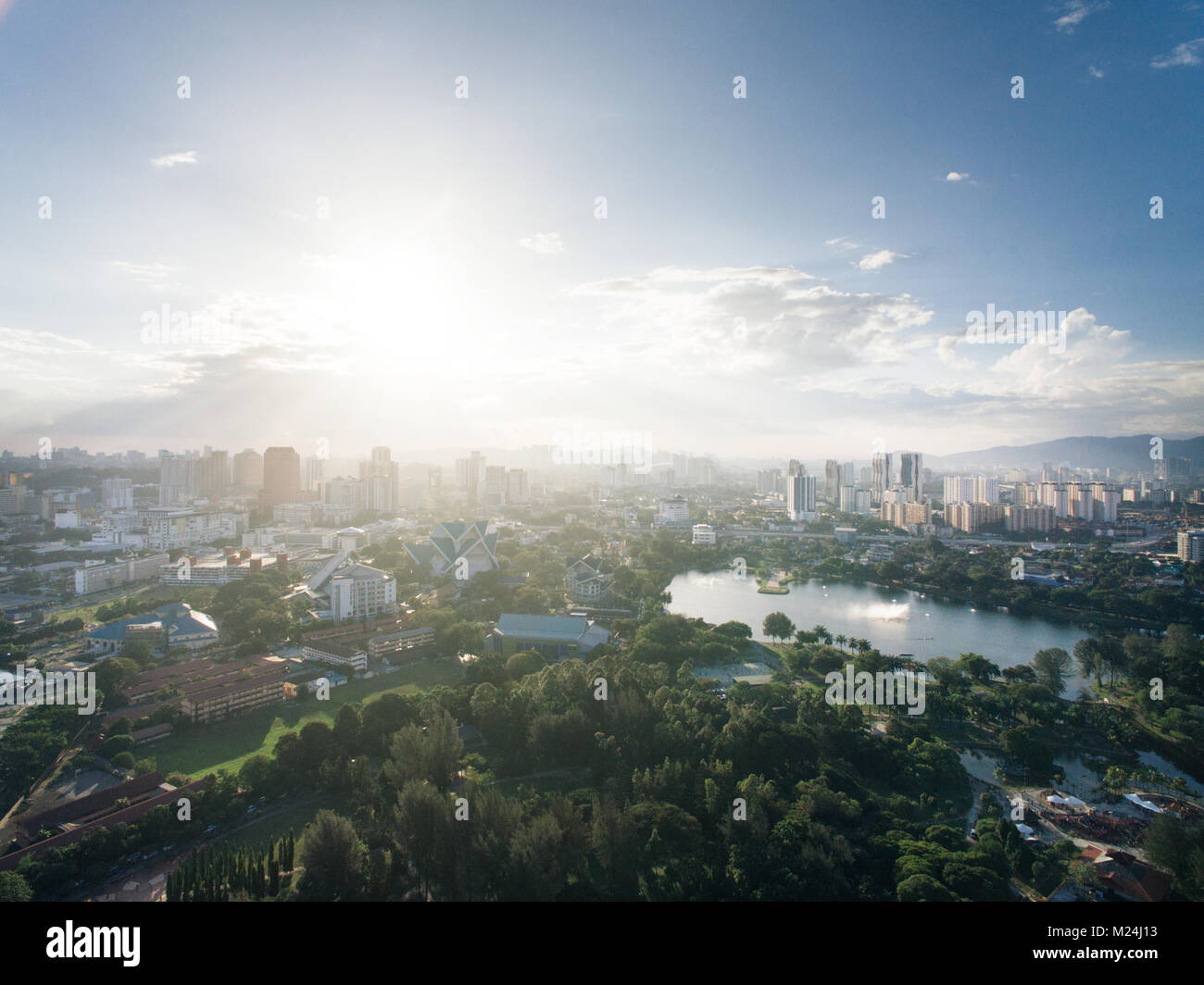 Luftaufnahme von titiwangsa See mit Abendsonne in Kuala Lumpur, Malaysia Stockfoto