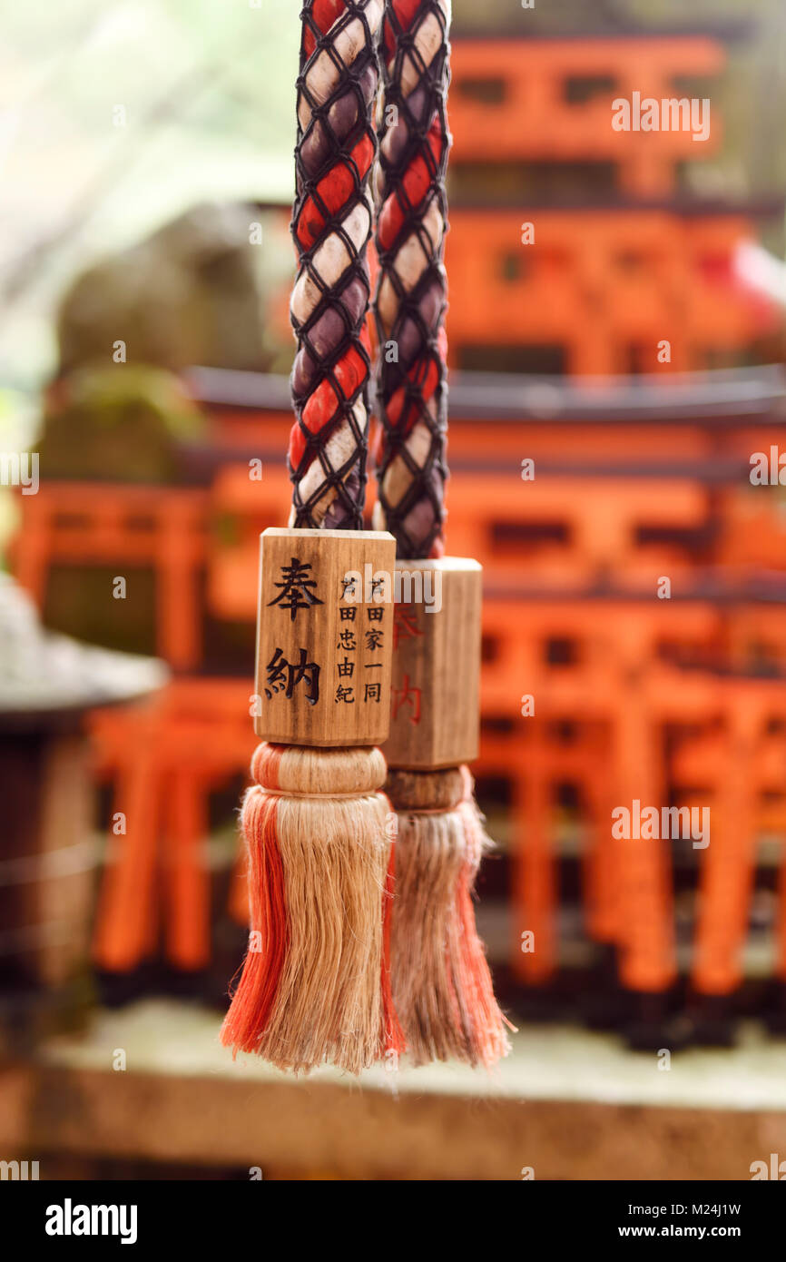 Seil eines Suzu, japanischen Shinto Schrein Glocke mit und am Fushimi Inari Schrein in Kyoto, Japan geschrieben. Stockfoto