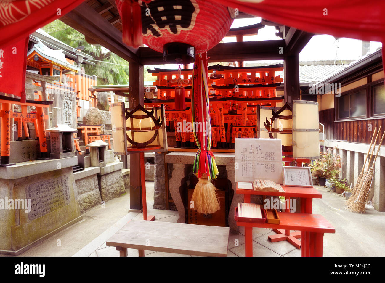 Eine der Shintō-Schreine in Fushimi Inari Taisha Kopf Schrein in Fushimi Ward, Kyoto, Japan Stockfoto