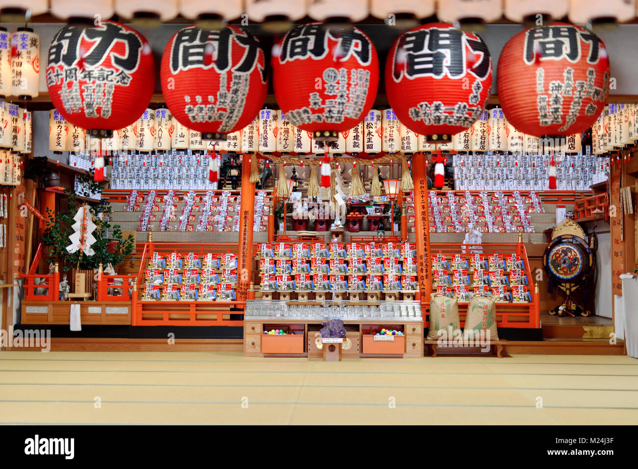 Opfer auf dem Altar einer japanischen Shinto Schrein in Fushimi Inari Taisha Shrine in Kyoto, Japan Stockfoto