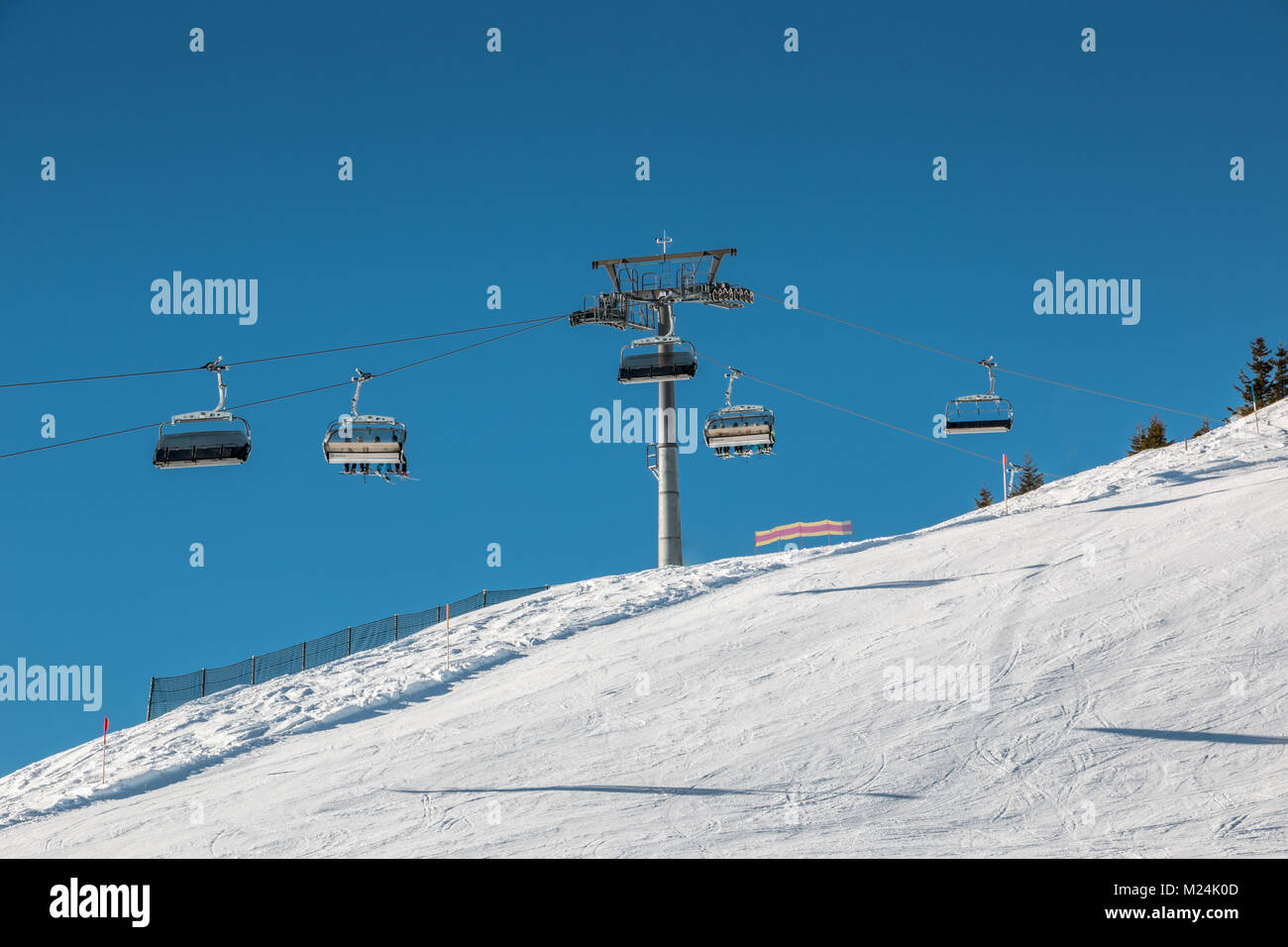 Skilift und Schnee in den Bergen Stockfoto