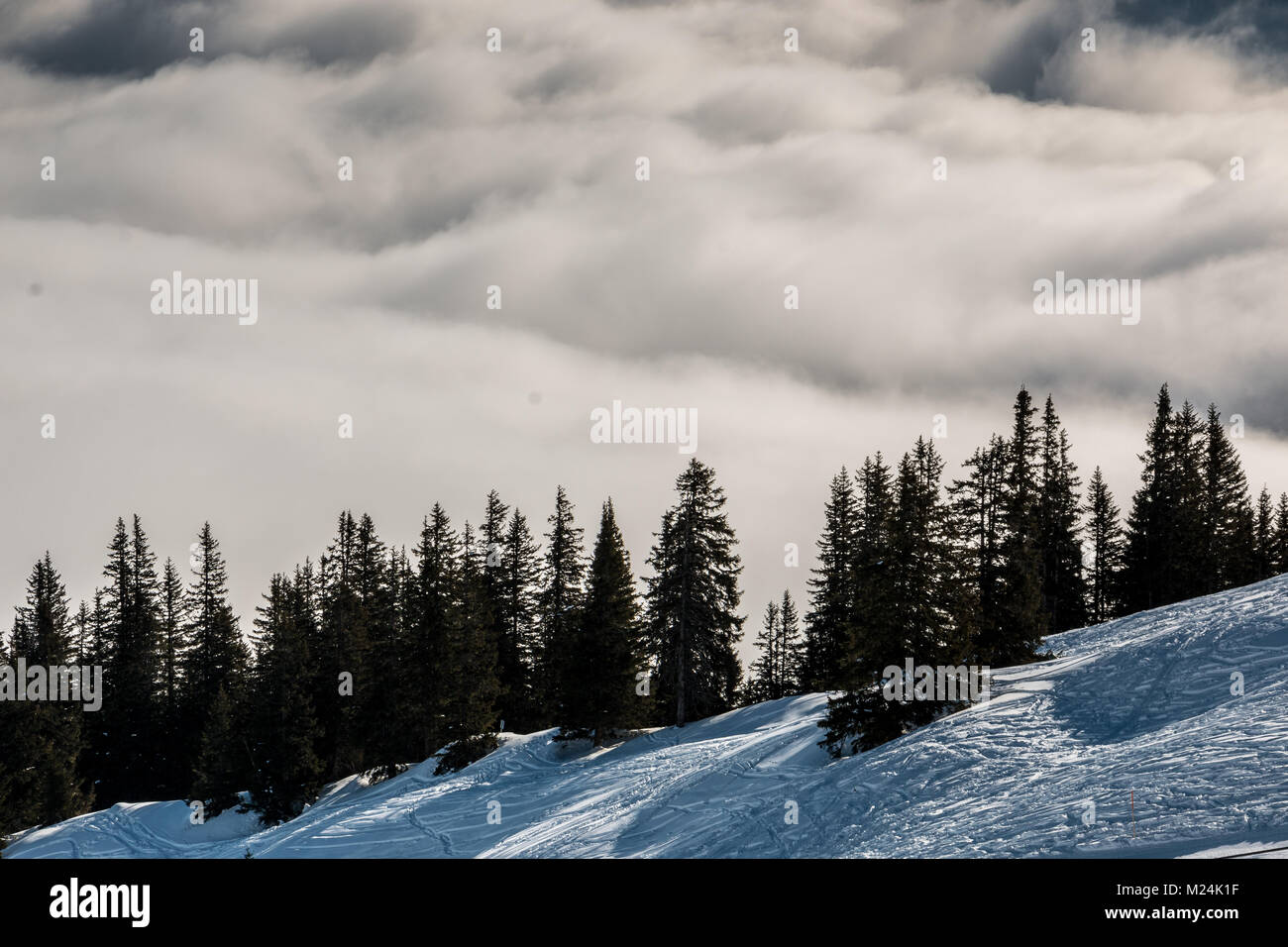 Schnee auf den Höhen der Berge und Nebel das Tal hinunter Stockfoto