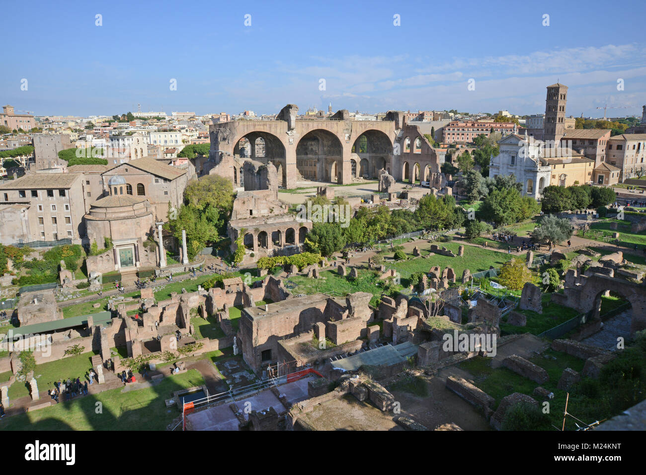 Ein Blick auf das Forum Romanum und die Basilika von Konstantin und Maxentius vom Palatin gesehen mit dem Tempel von Romulus & Remus Stockfoto