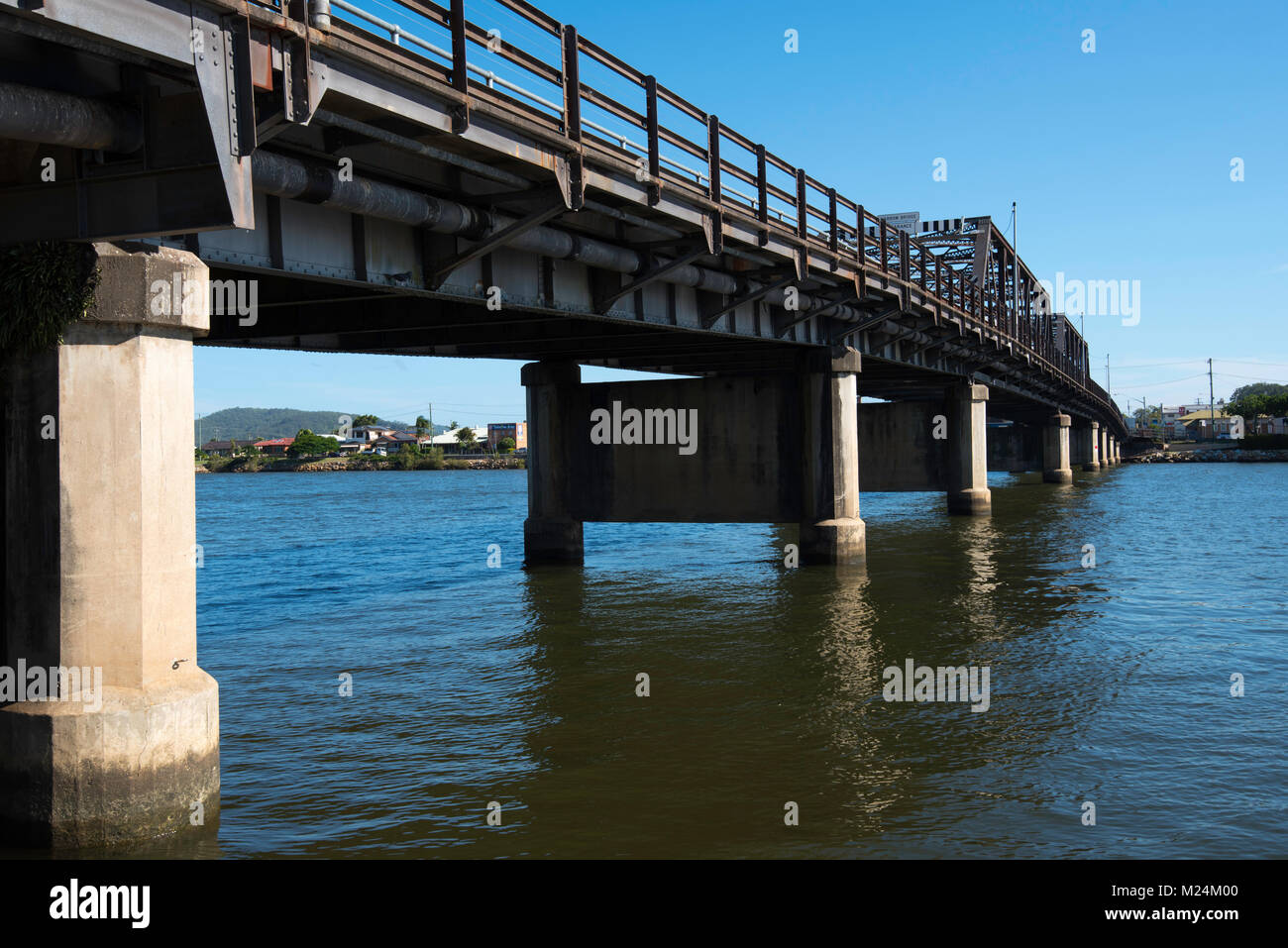 Eine Ansicht von der Nordseite des Nambucca River Der macksville Brücke im Norden von NSW, Australien. Im Jahre 1931 als Teil des Pacific Highway gebaut Stockfoto