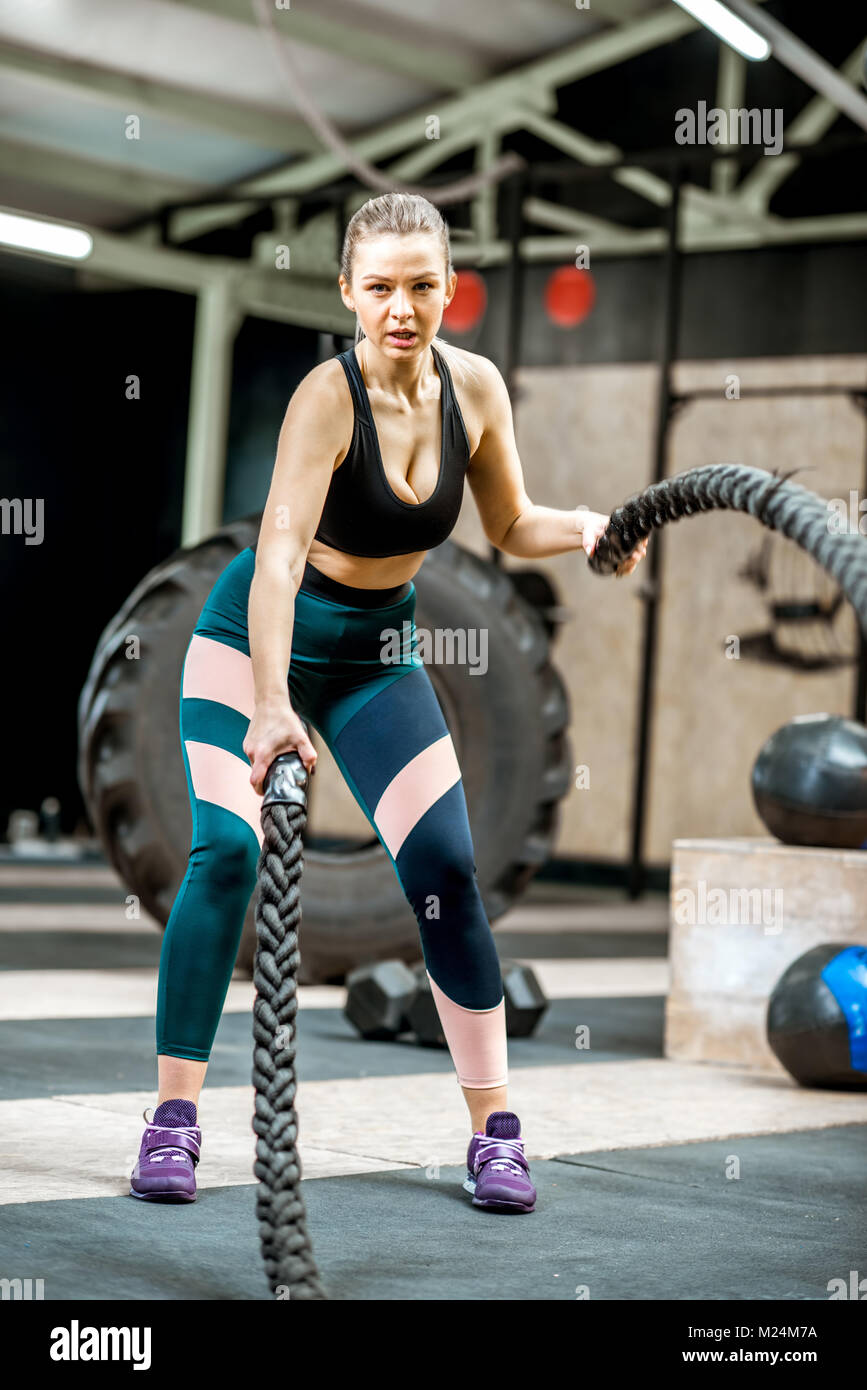 Frau Training mit einem Seil in der Turnhalle Stockfoto