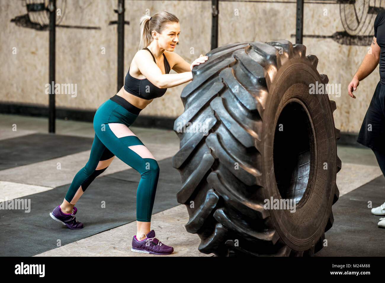 Frau treibt ein Reifen in der Turnhalle Stockfoto