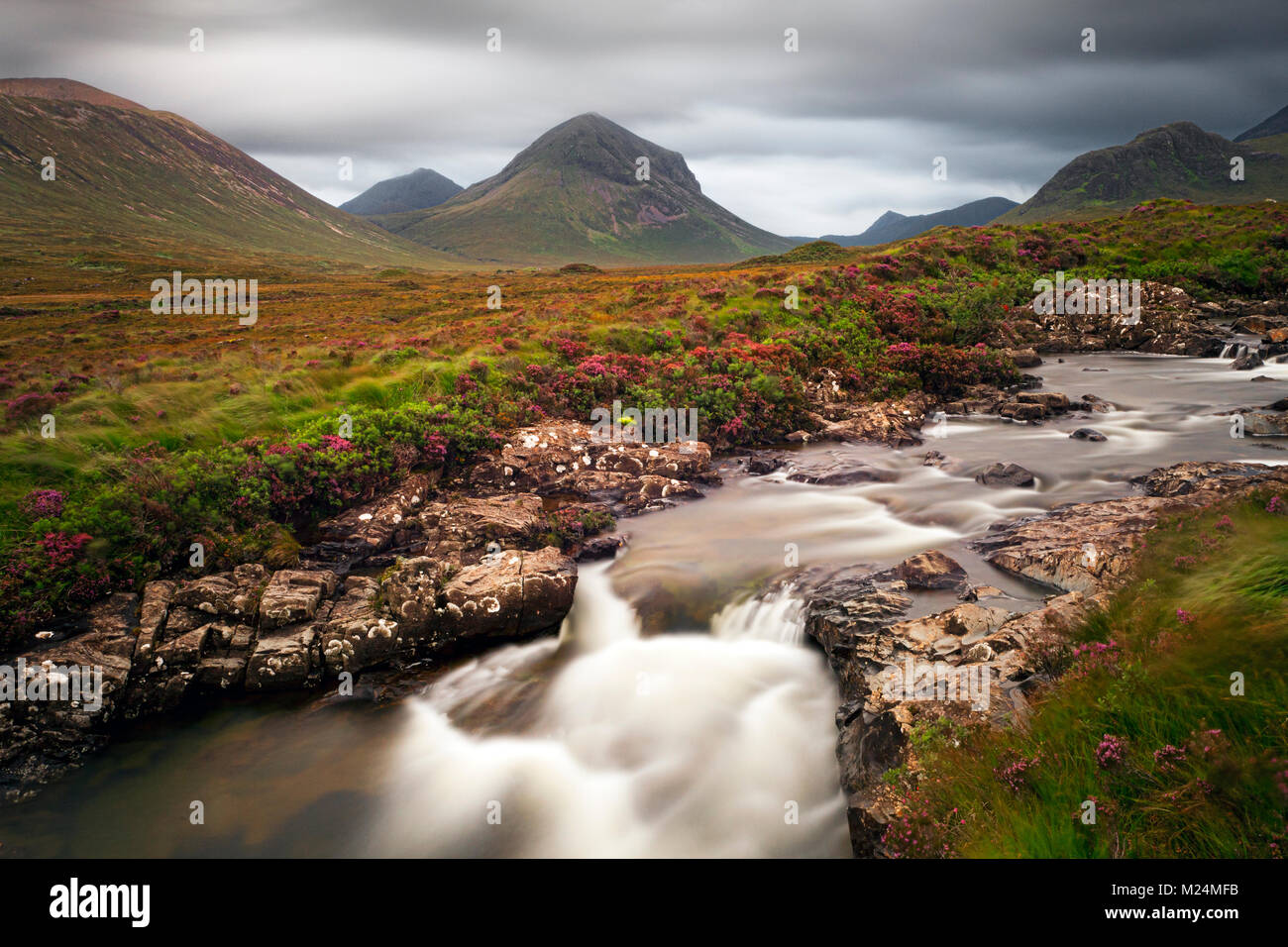 In der Nähe von Sligachan Alte Brücke, Isle of Skye, Schottland fotografiert. Die Wolken und Wasser weich mit der langen Exposition eine Moody fühlen. Stockfoto