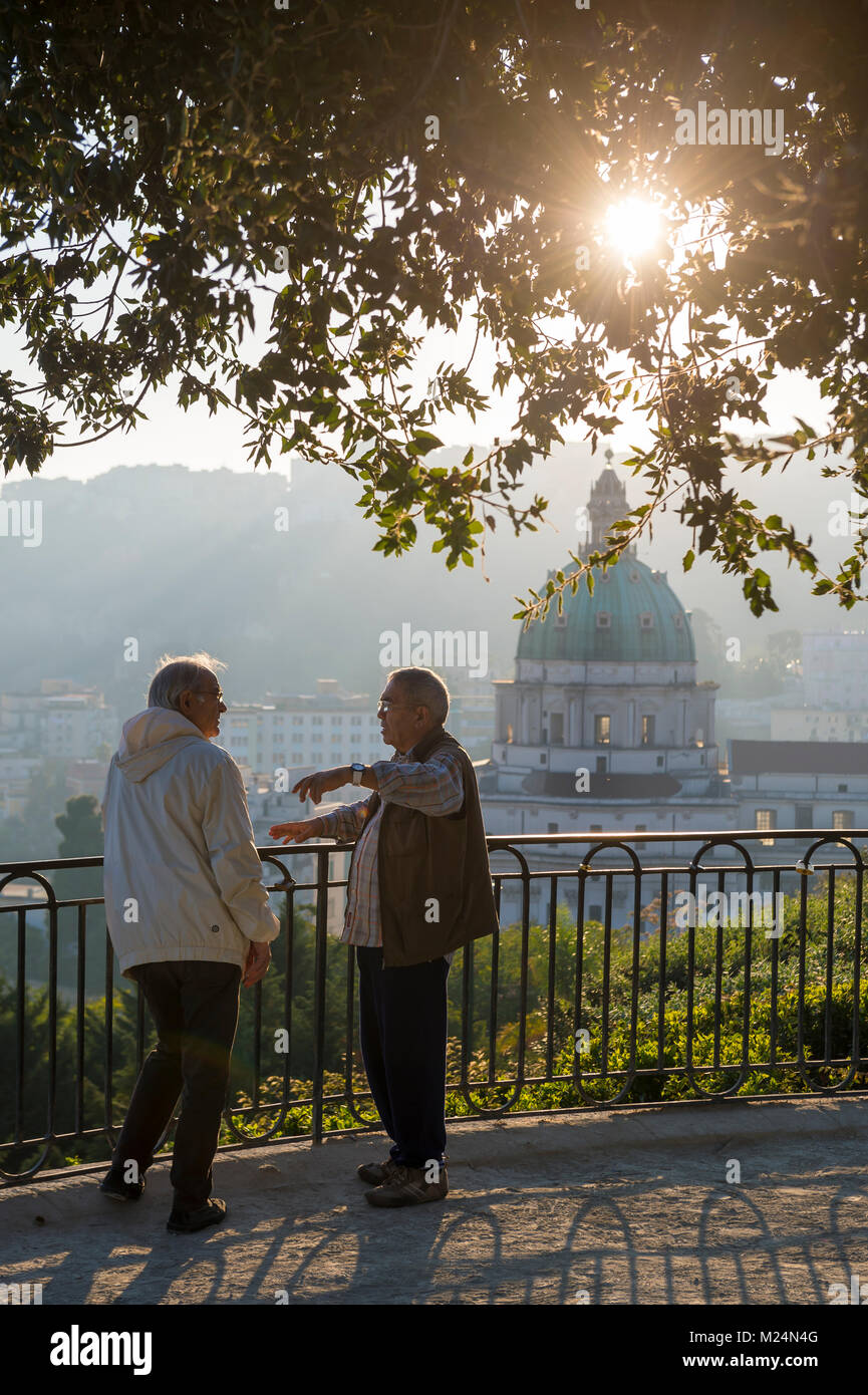 Neapel, Italien - Oktober 16, 2017: ein paar ältere italienische Männer stehen in einer Diskussion im Belvedere Terrasse bei Capodimonte Park überblicken. Stockfoto