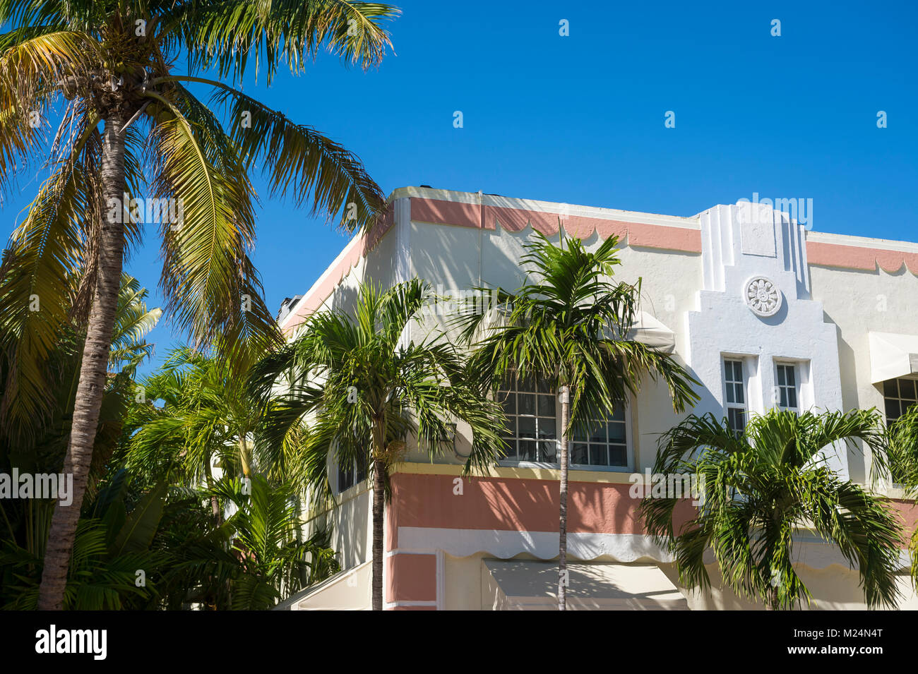 Close-up Detail der typischen bunten 30er Jahre Art Deco Architektur mit Palme in Miami, Florida Stockfoto