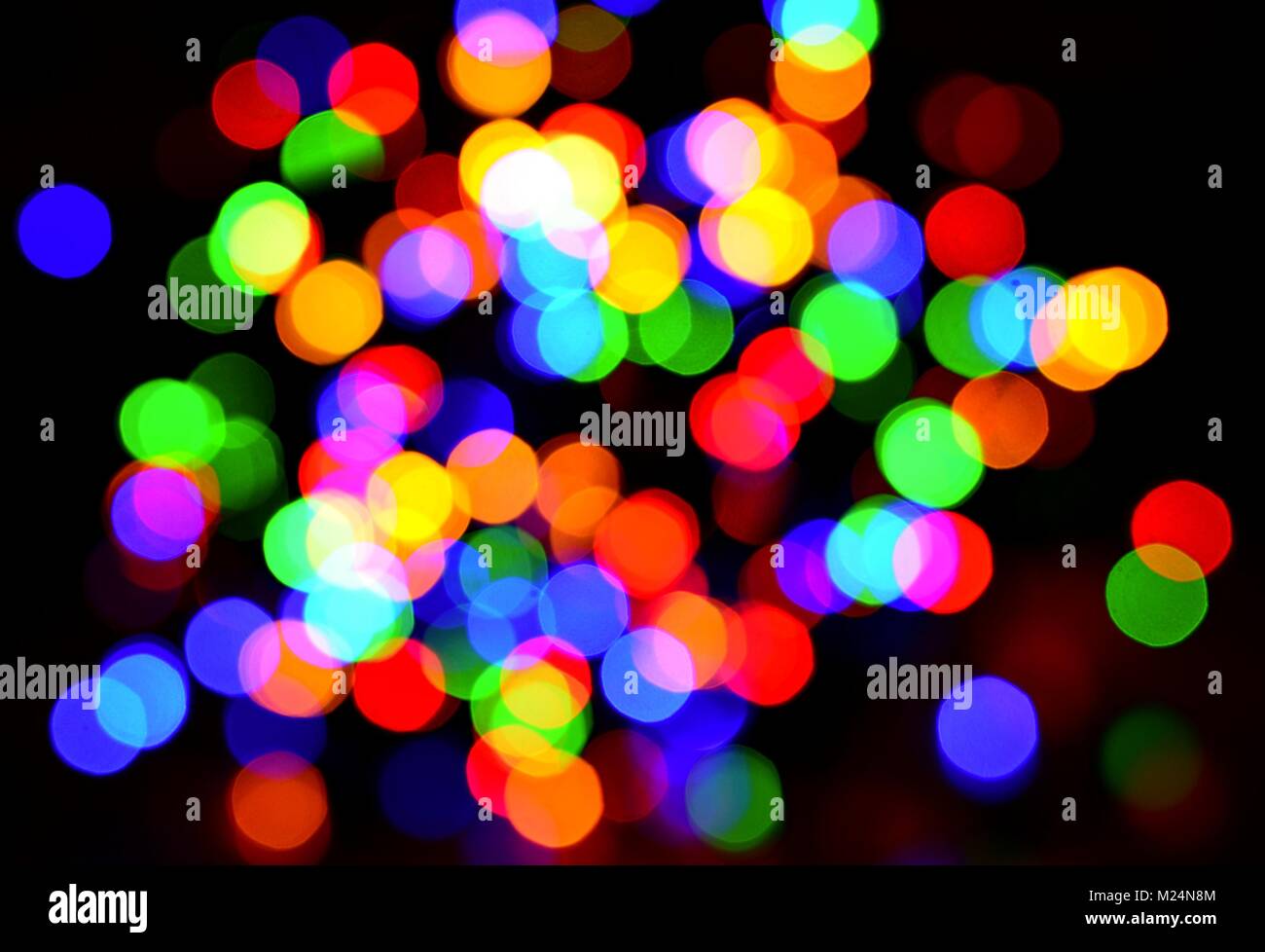 Bunte verschwommen Bokeh leuchtet auf schwarzem Hintergrund. Stockfoto