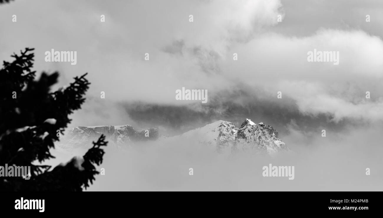 Seiser Alm, umgeben von schneebedeckten. Zauber der Dolomiten Stockfoto