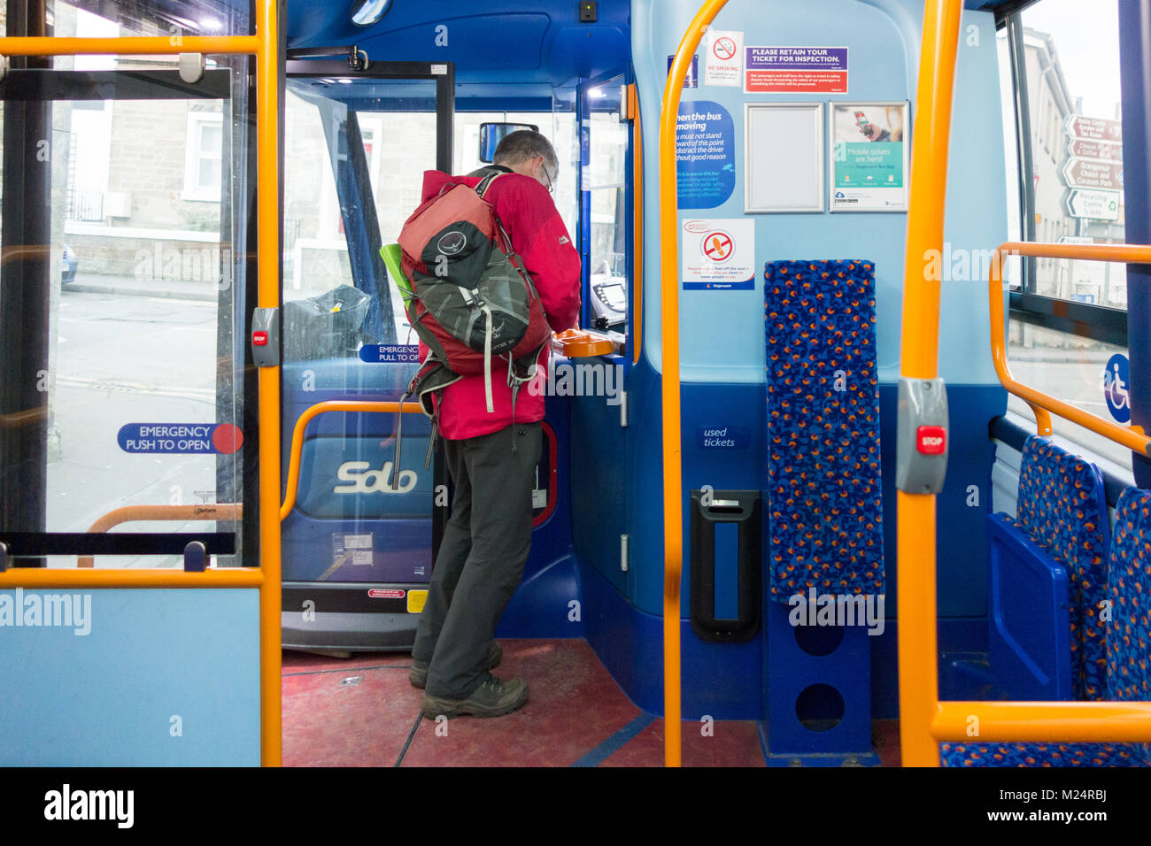 Passagier im Bus Treiber für Ticket auf Stagecoach Bus in Fife, Schottland, Großbritannien Stockfoto