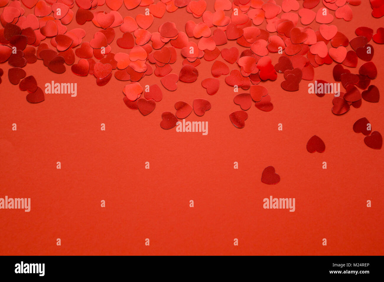 Roten Herzen auf rotem Hintergrund. Valentines Tag Konzept. Stockfoto