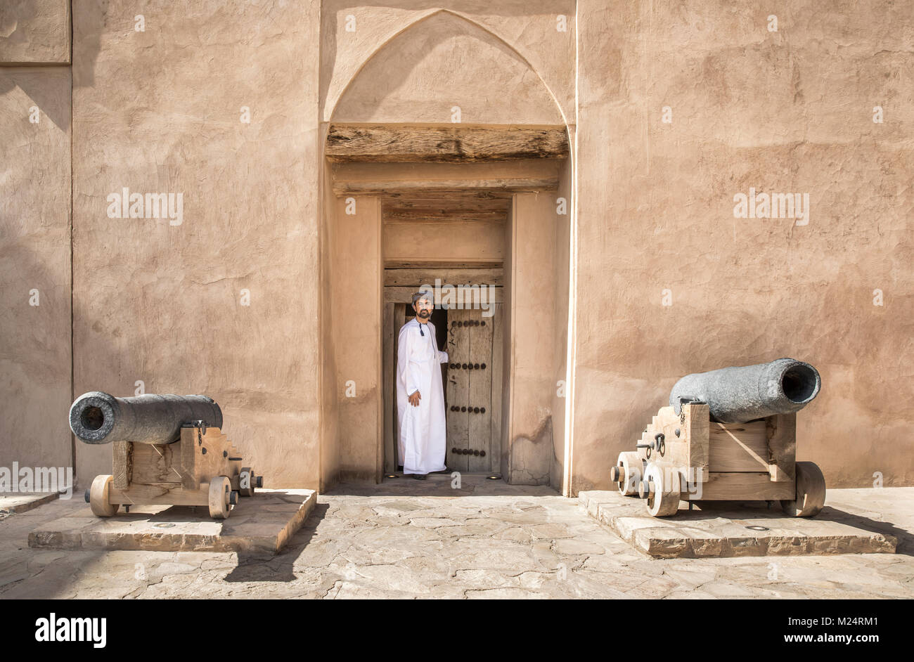 Araber in traditionellen omanischen Outfit in einem alten Schloss Stockfoto