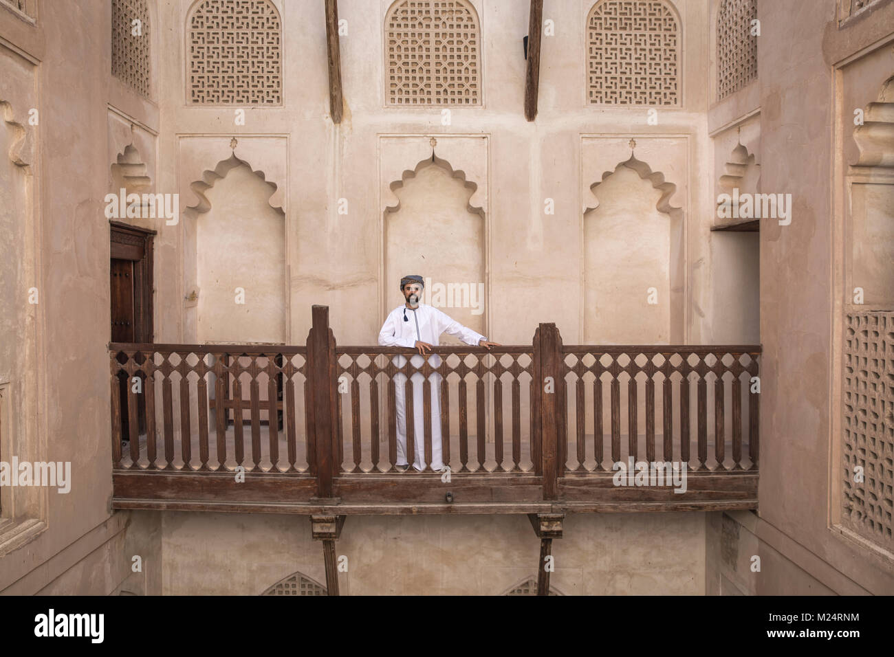 Araber in traditionellen omanischen Outfit in einem alten Schloss Stockfoto