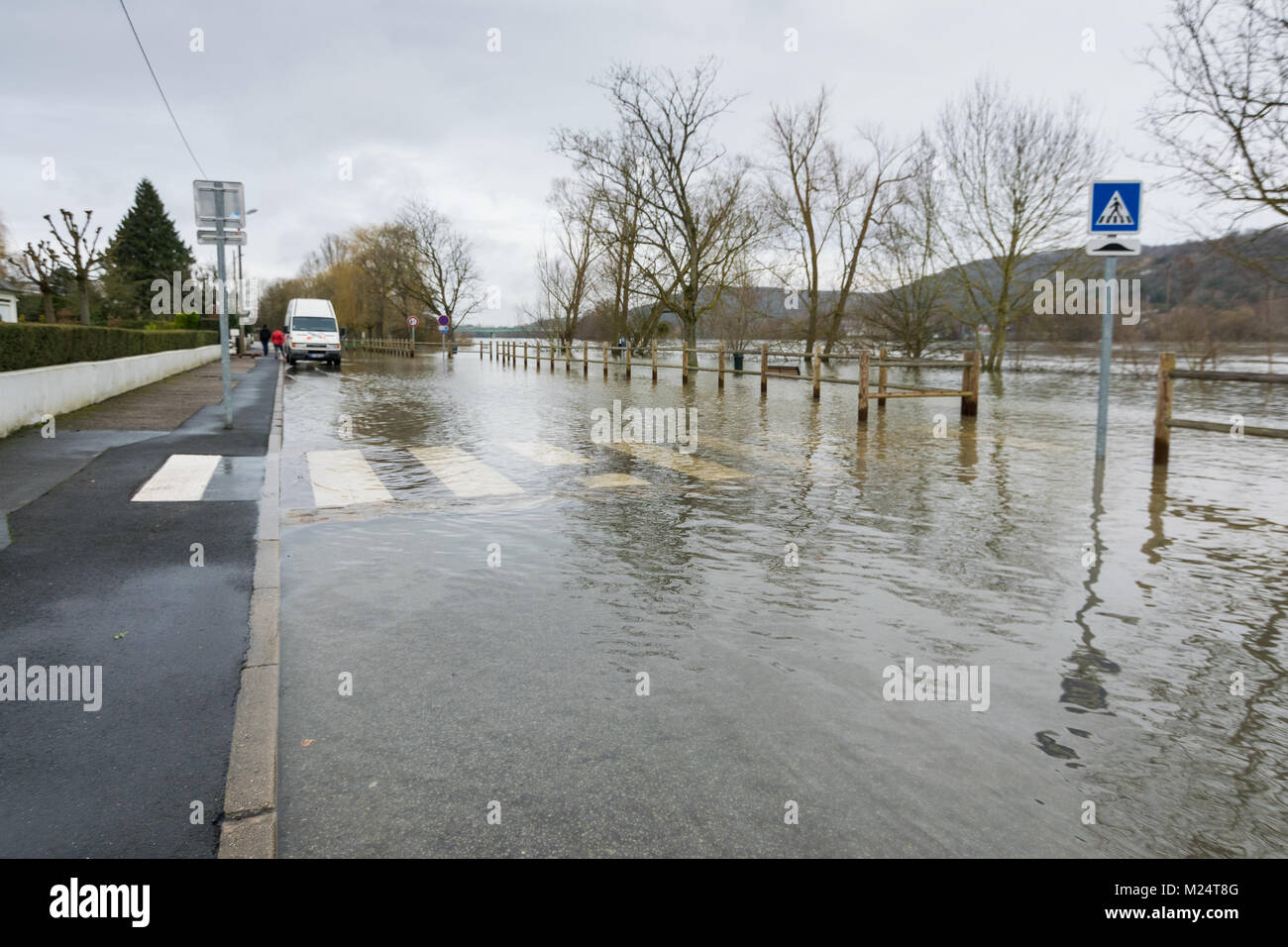 Vernon, Frankreich - 4. Februar 2018: Fluss Seine überschwemmungen Strassen in Vernon, Frankreich, 2018 Stockfoto