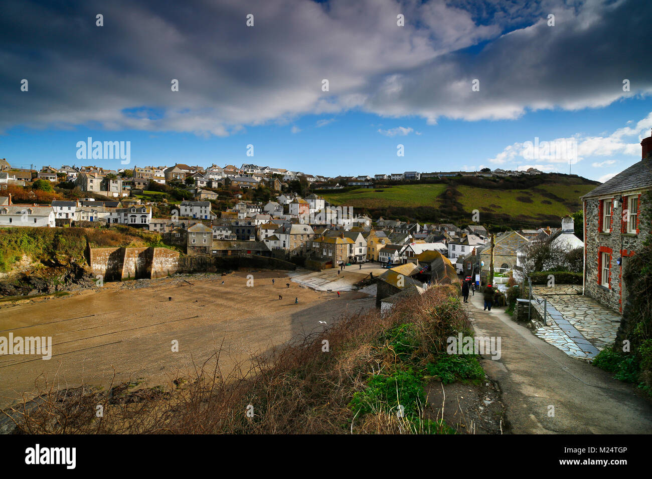 Port Isaac in North Cornwall, UK, auf einem sonnigen, kalten Februar Tag. Das Haus in der britischen TV-Serie Doc Martin verwendet wird, ist auch bei der extremen Rechten. Stockfoto