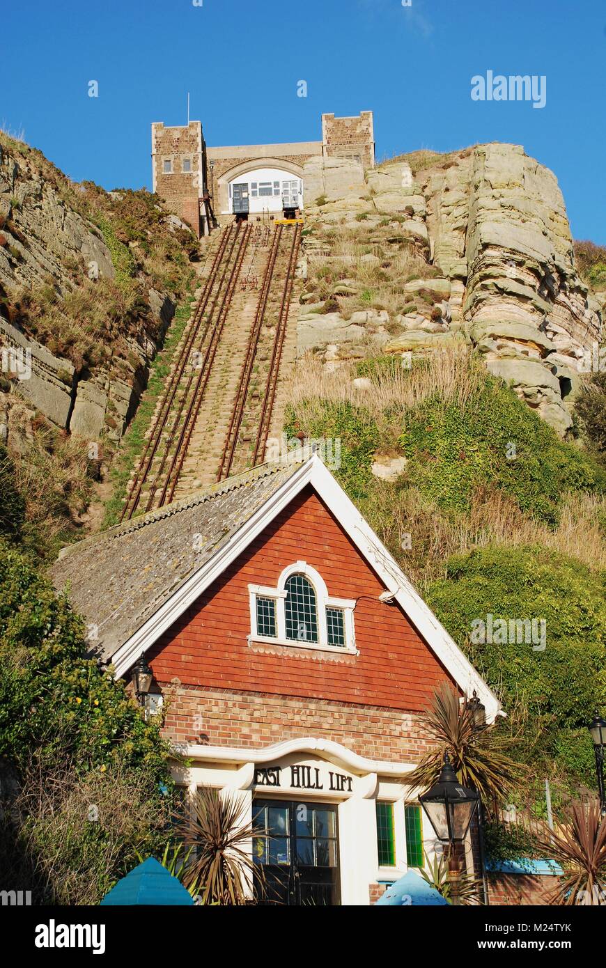 Die East Hill Standseilbahn Cliff Railway an Hasings in East Sussex, England am 3. November 2009. Es wurde erstmals 1903 eröffnet. Stockfoto