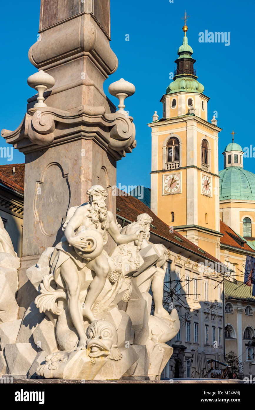 Marktplatz mit Robba Brunnen auch als der Brunnen der Krainer Flüsse mit dem Dom im Hintergrund bekannt, Ljubljana, Slowenien Stockfoto
