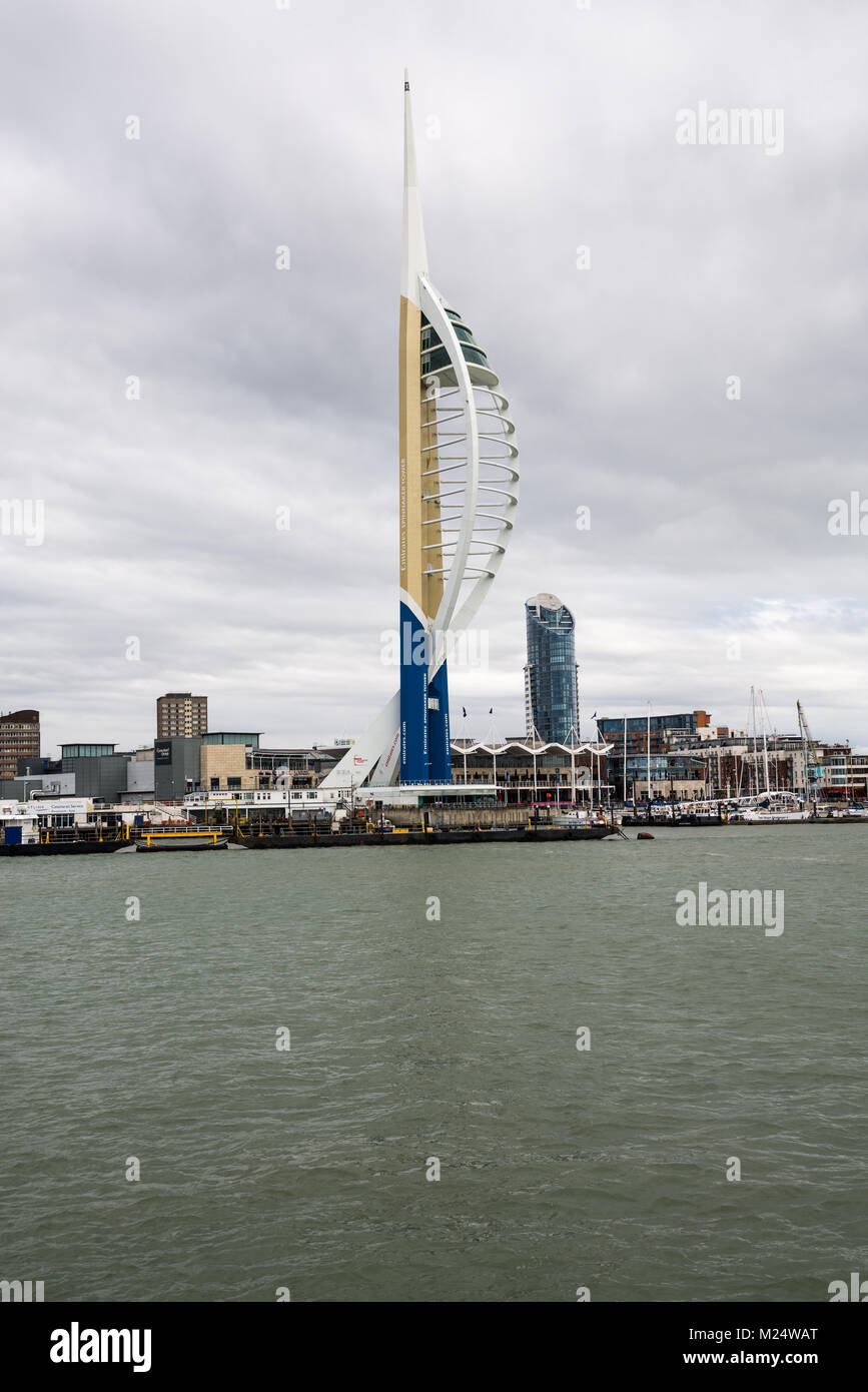 Die Emirate Spinaker Turm als über Portsmouth Harbour, England, UK gesehen. Stockfoto