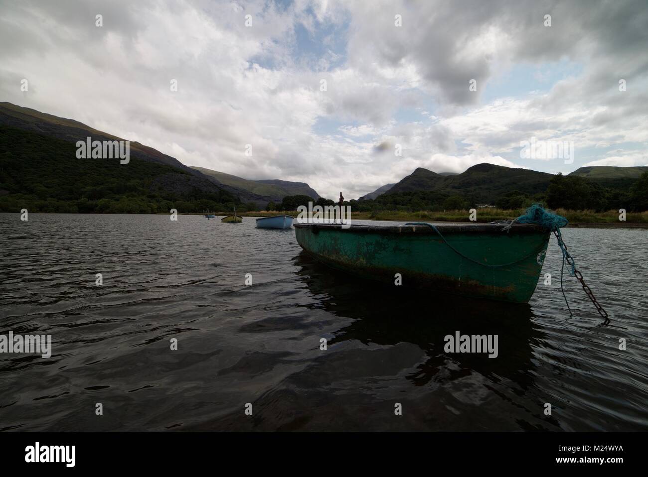 Boot/Kanu paddeln auf einem See in Snowdonia National Park (Wales) Stockfoto