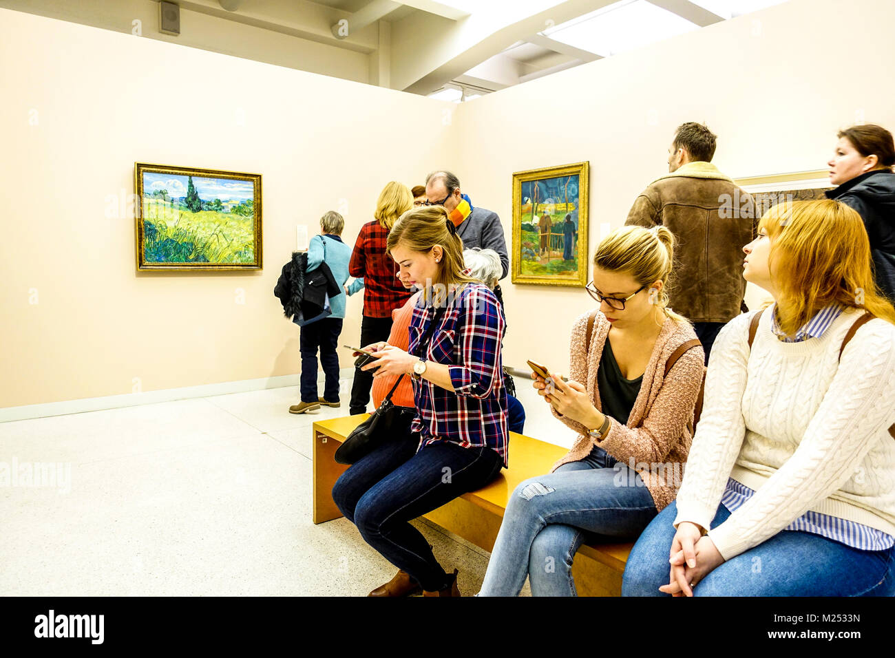 Menschen im Museum Moderne Kunst, Bank Prag Nationalgalerie Vincent van Gogh Gemälde Tschechische Republik Menschen mit Mobiltelefonen Stockfoto