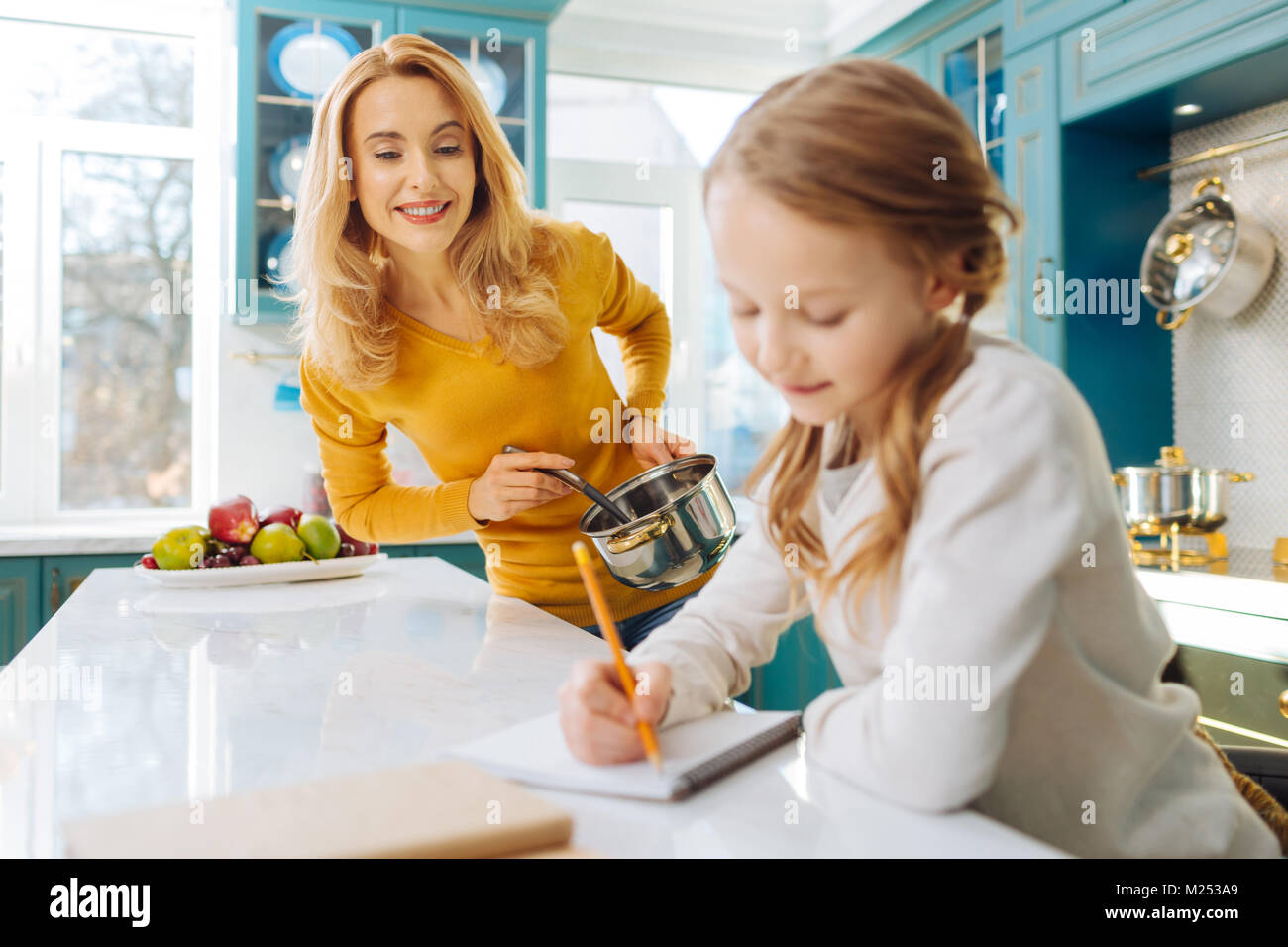 Inhalt Mutter beobachten Ihr Kind schreiben Stockfoto