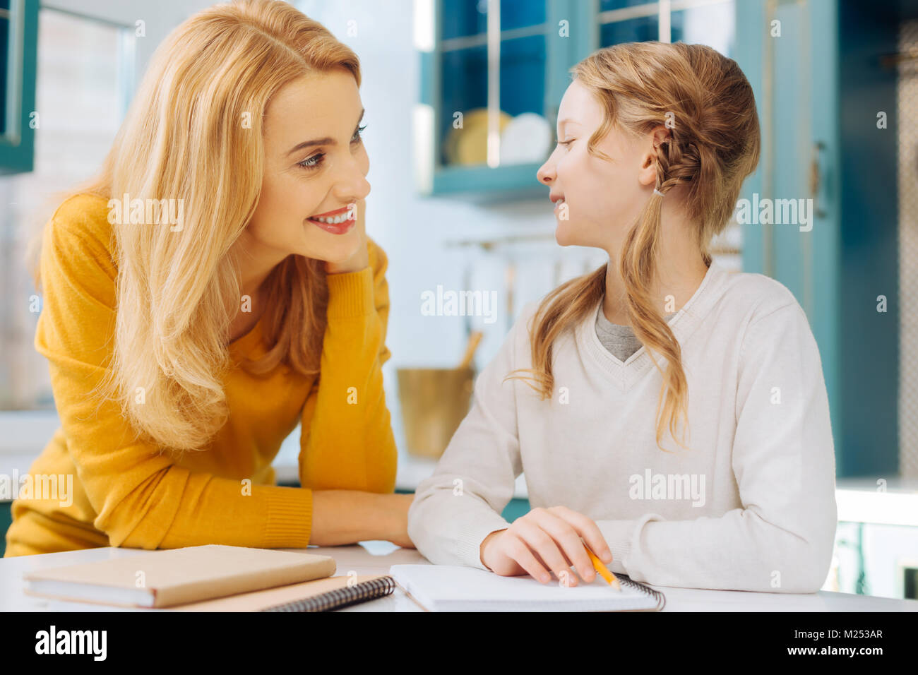 Exuberant Mutter und Tochter an jedem anderen lächelnd Stockfoto