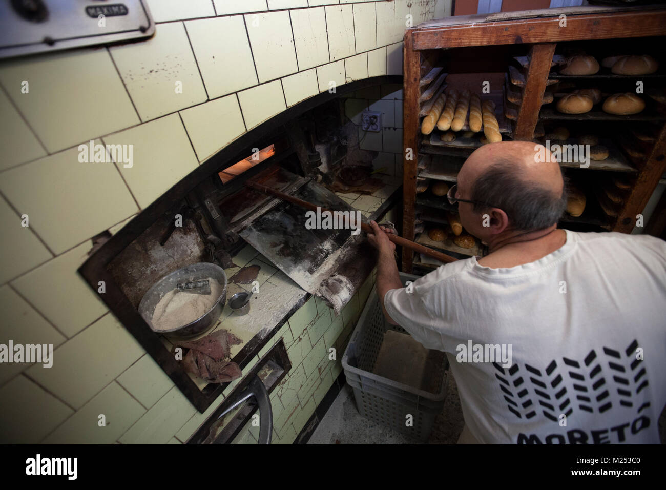 Antonio und seine Frau, von der "Forn de Pa Artesa Goya' aus dem Gracia in Barcelona Spanien, Backen am frühen Morgen bereit für die Tage. Stockfoto