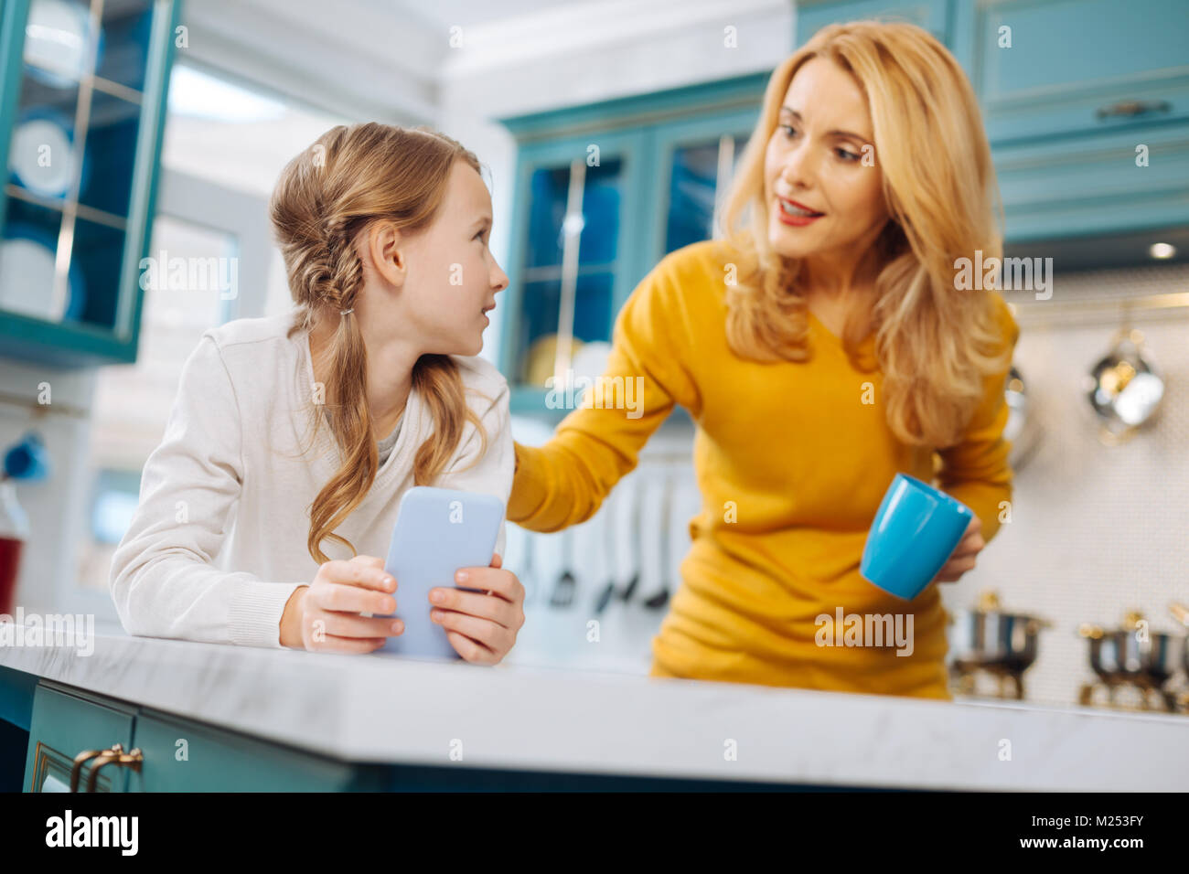 Schwere Mutter und Tochter sprechen Stockfoto