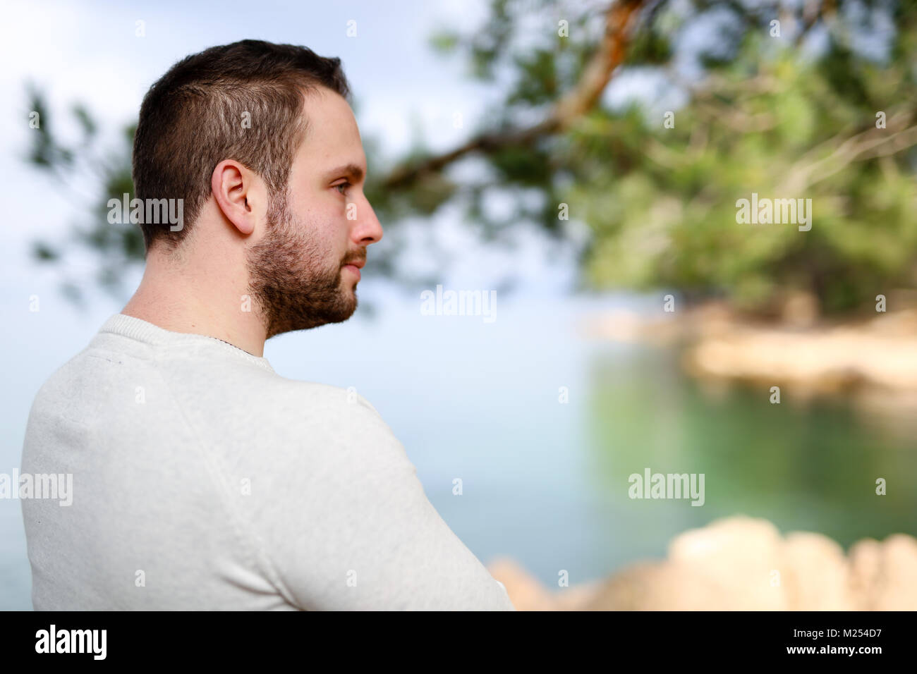 Ein männliches Modell das Meer genießen. Stockfoto