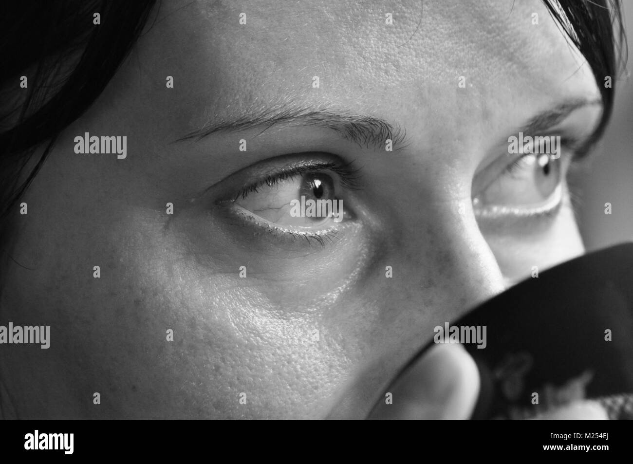 Die Frau unterhalten und nachdenklich. Mädchen mit Ohrringe. Lächeln und Zufriedenheit. Stockfoto