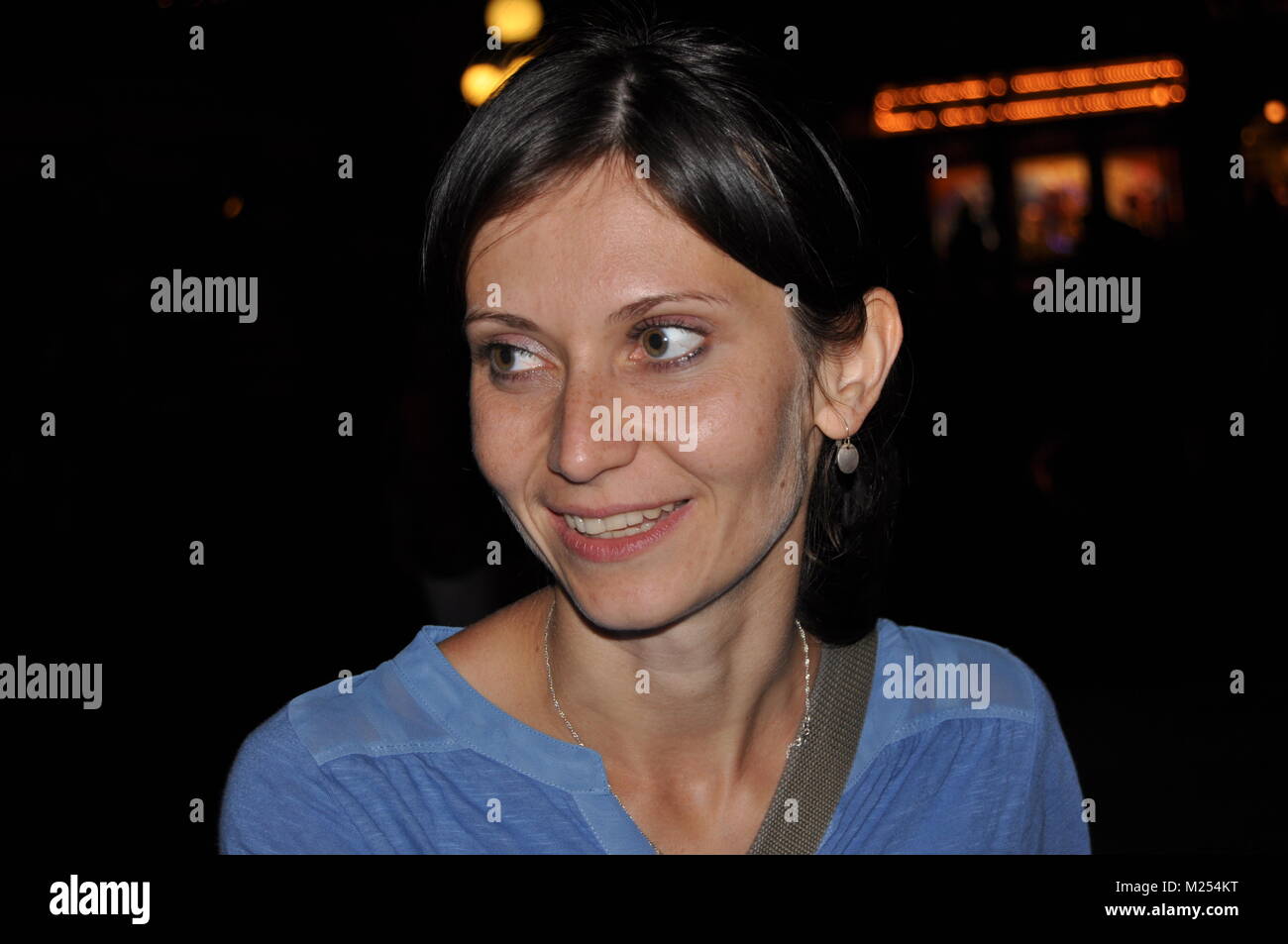 Die Frau unterhalten und nachdenklich. Mädchen mit Ohrringe. Lächeln und Zufriedenheit. Stockfoto