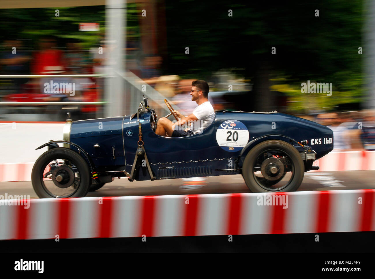 Brescia, Italien. 18., Mai 2017. Mathias Sielecki und Jean Luc Dubois aus Argentinien, auf Ihr Modell Bugatti Typ 23, (1923), Abschied von Brescia Stockfoto