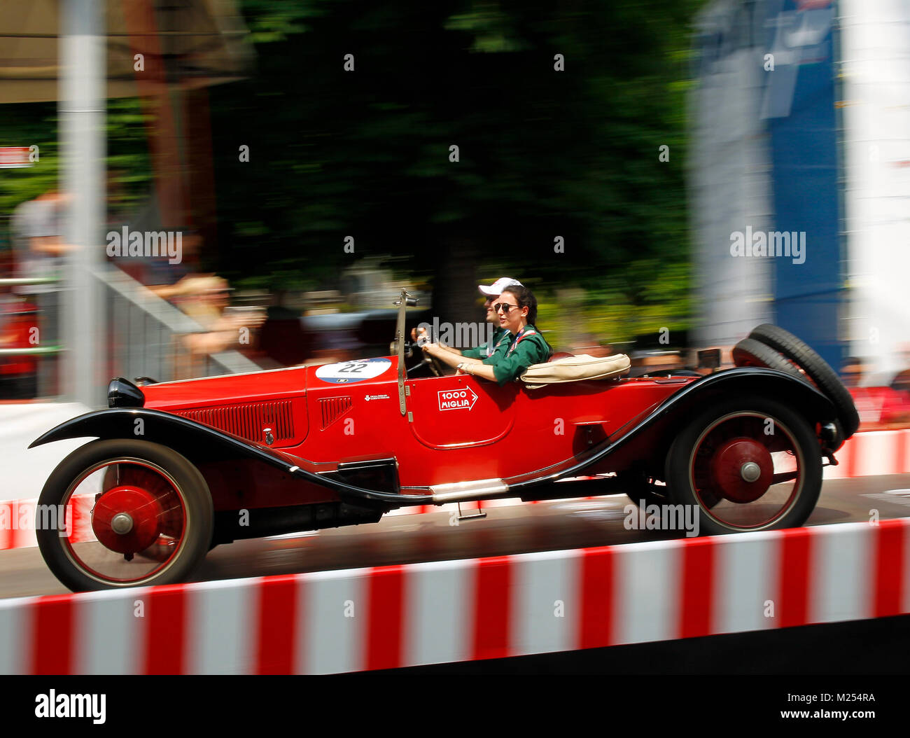 Brescia, Italien. Am 18. Mai ​ 17. Die Italienischen "Alberto Ferrari & Giulia Ferrari mit Ihrem Modell Auto LANCIA LAMBDA V SERIE 1925, Abschied von Brescia nach P Stockfoto