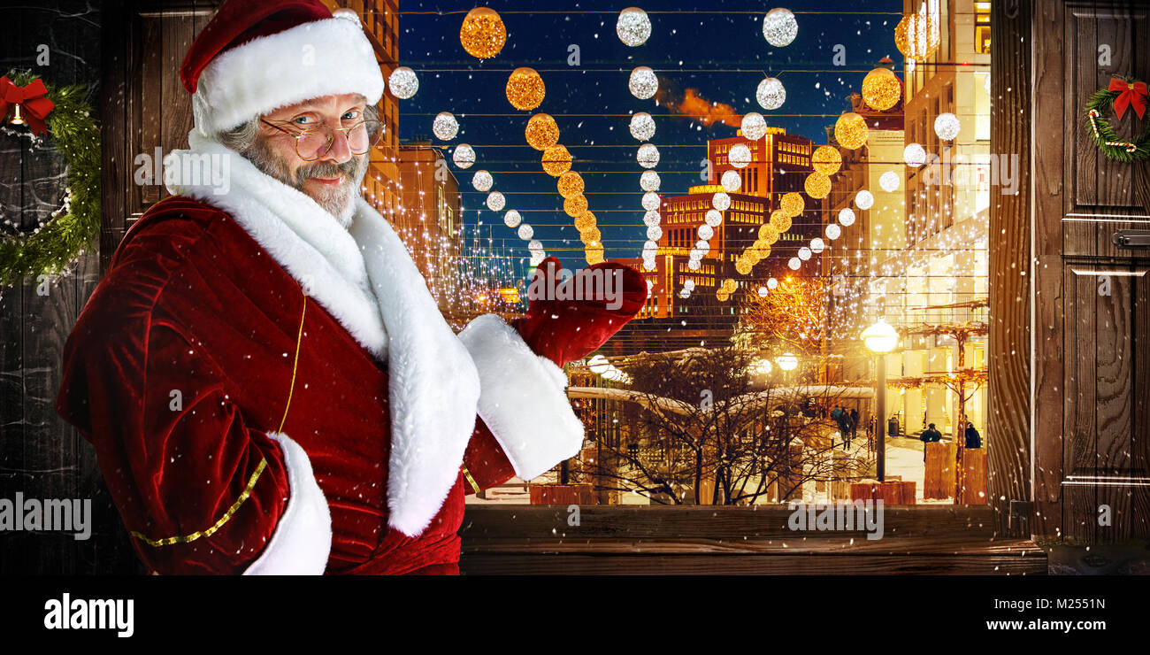 Der Mann im Kostüm des Weihnachtsmannes über Nacht Stadt Hintergrund Stockfoto