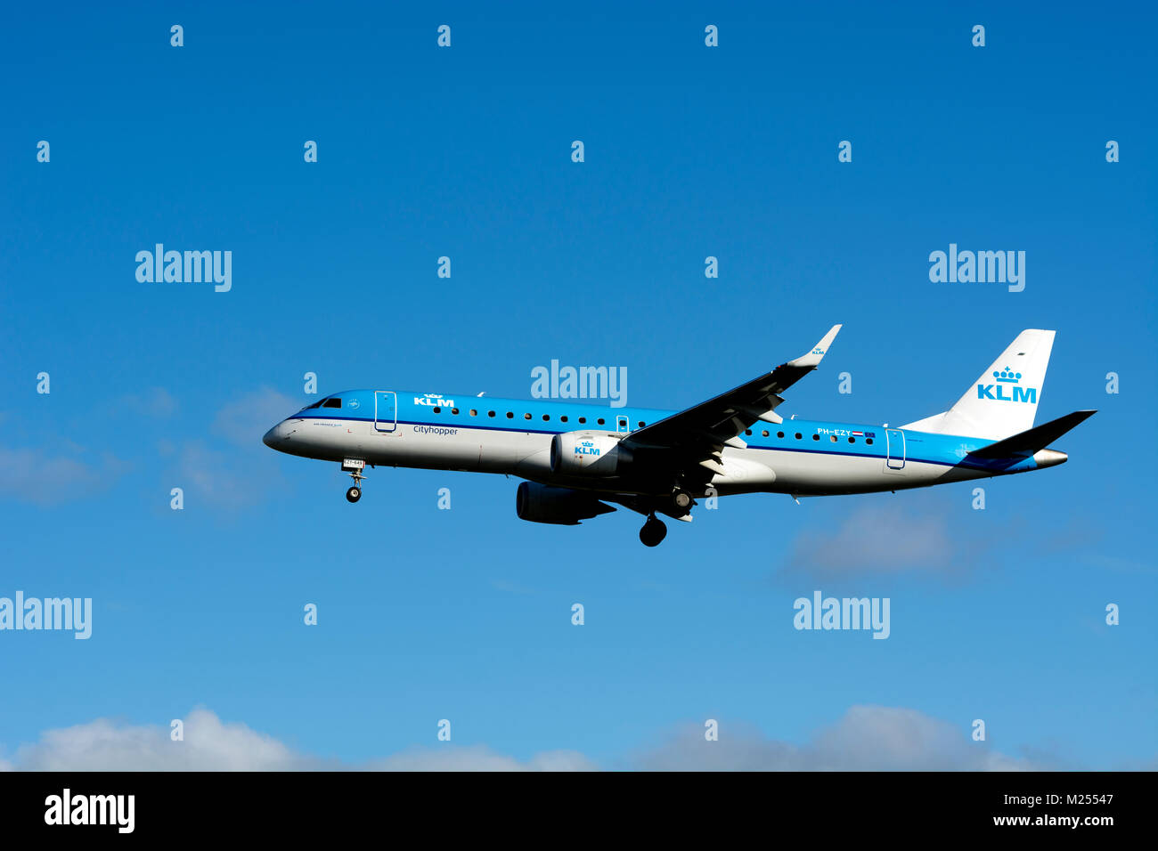 KLM Cityhopper Airbus A319 Landung am Flughafen Birmingham, UK. (PH-EZY) Stockfoto