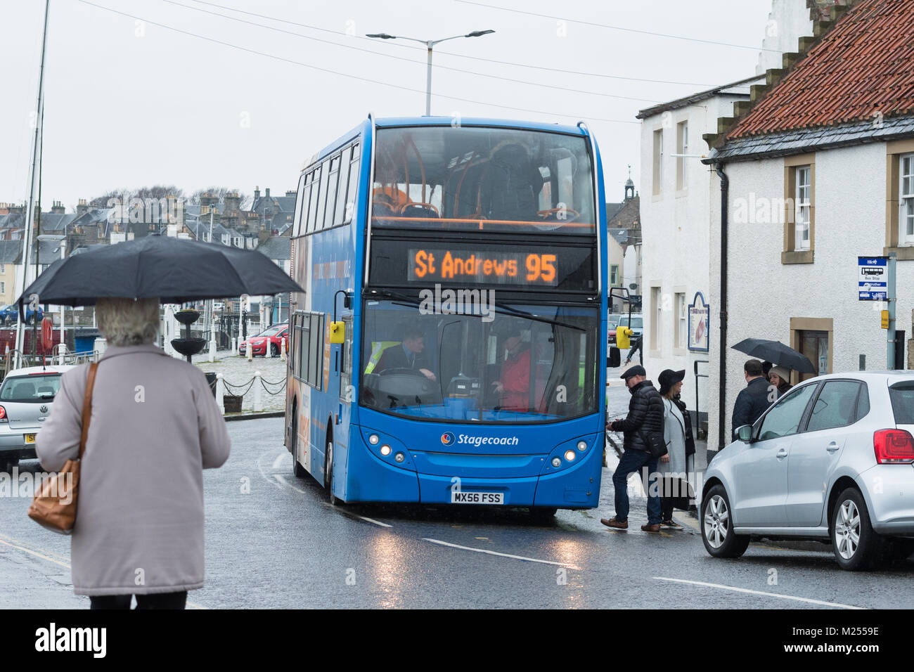 Stagecoach Bus an einem regnerischen Tag in Anstruther Richtung St Andrews, Fife, Schottland, Großbritannien Stockfoto