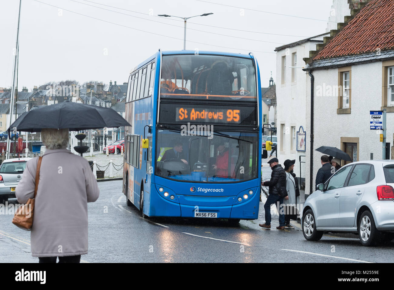 Stagecoach Bus an einem regnerischen Tag in Anstruther Richtung St Andrews, Fife, Schottland, Großbritannien Stockfoto Stagecoach Bus an einem regnerischen Tag in Anstruther Richtung St Andrews, Fife, Schottland, Großbritannien Stockfoto