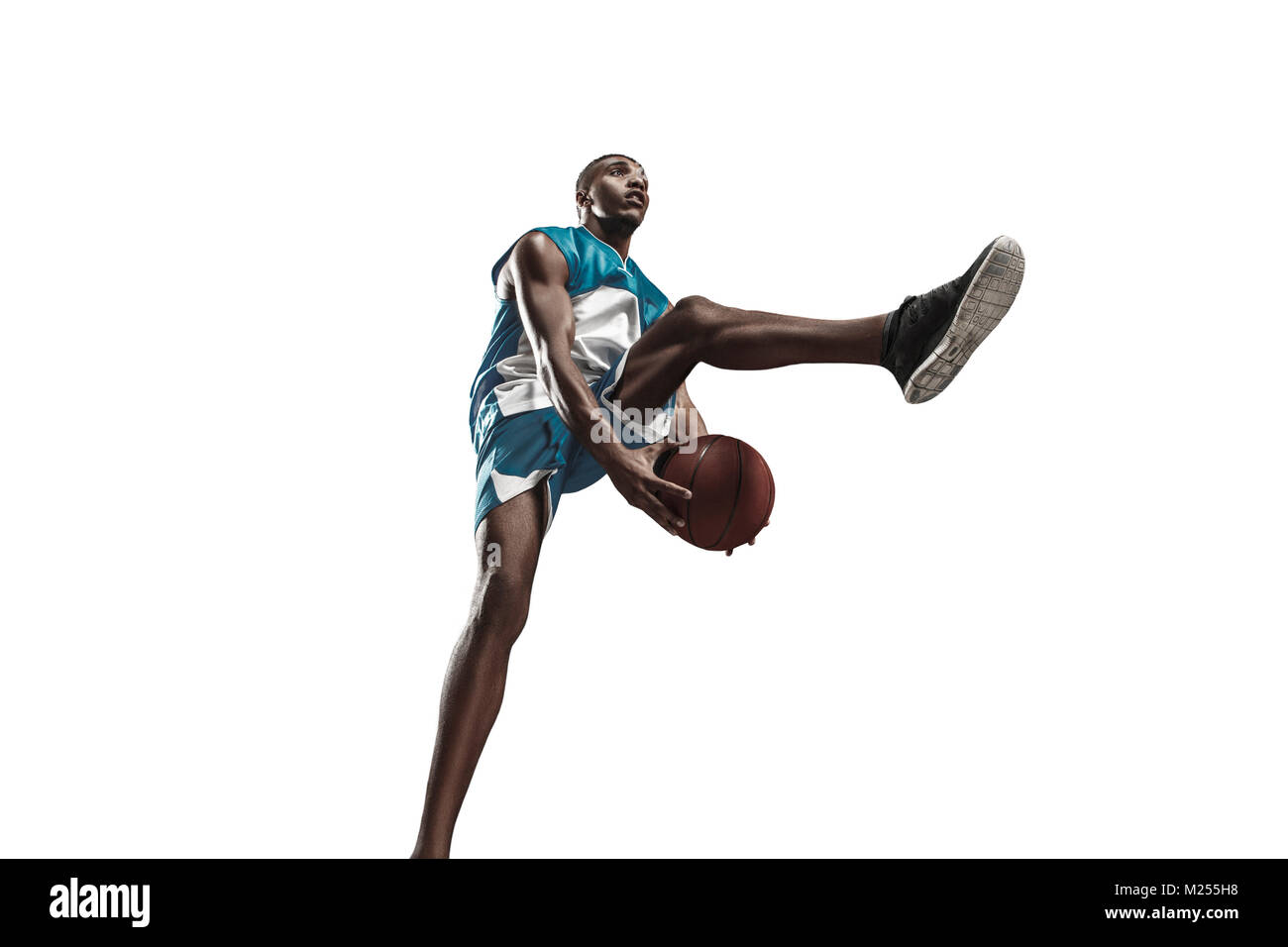 In voller Länge Porträt einer Basketball Spieler mit Ball Stockfoto