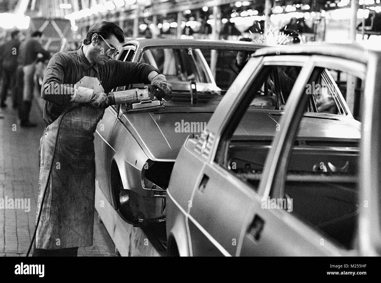 Montagelinien in der autofabrik Alfa Romeo in Arese (Mailand, Mars 1978) Stockfoto