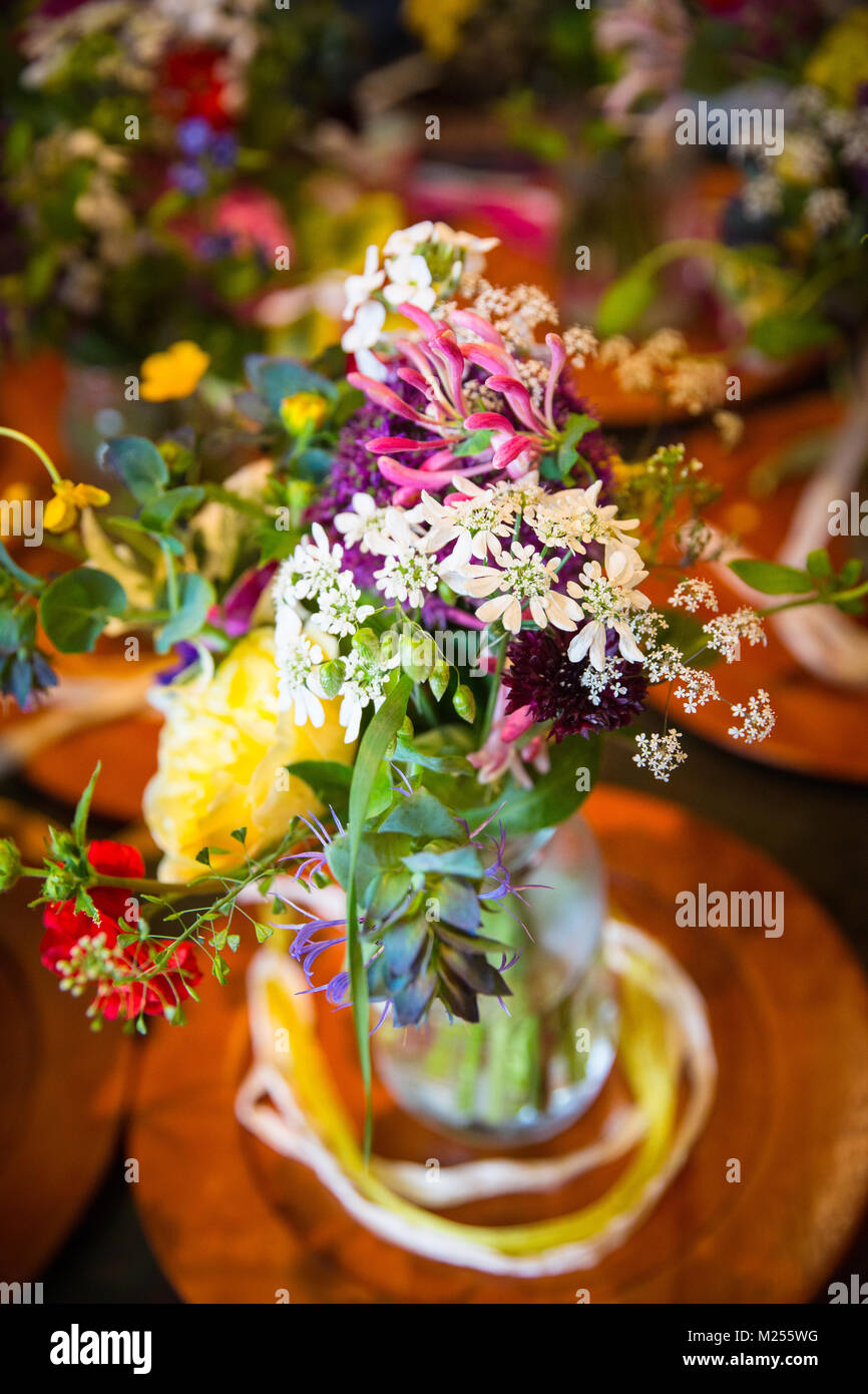Bunte Blumen in der Vase Stockfoto