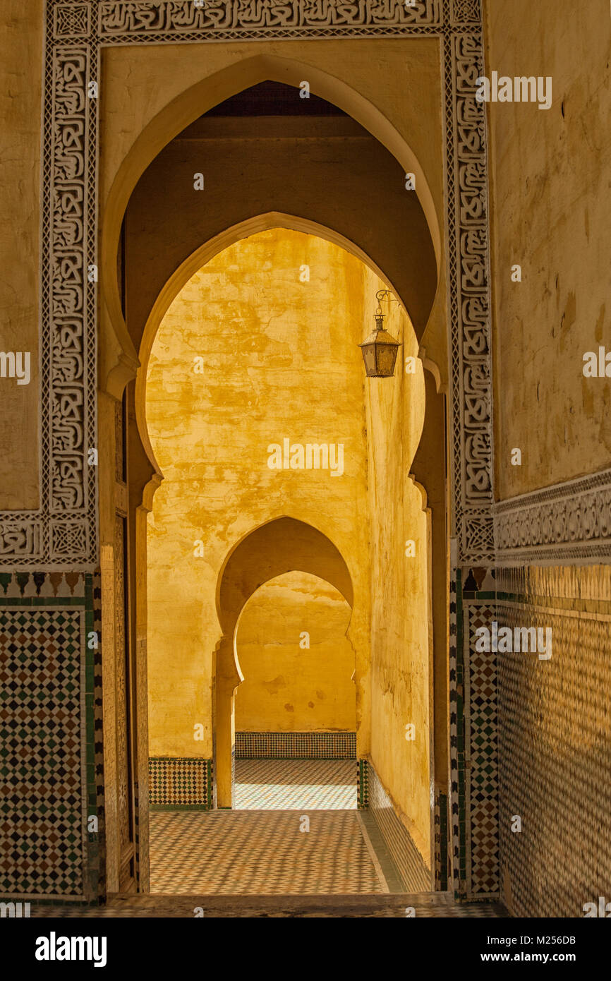 Arabesque Bogen im Moulay Ismail Mausoleum, der am meisten besuchten touristischen Symbol in Meknes - UNESCO-Welterbe. Stockfoto