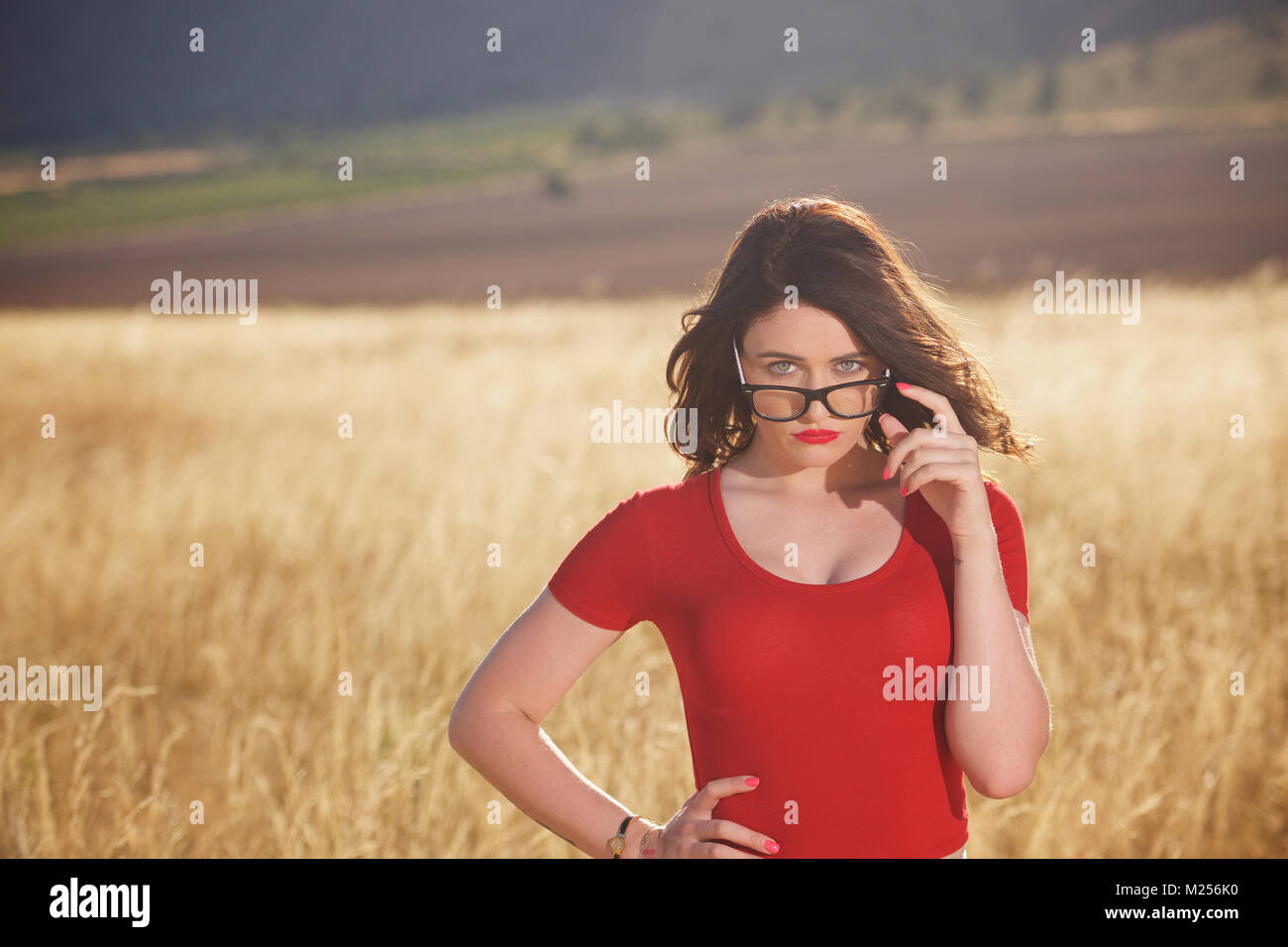 Schöne brünette Mädchen - Kopf und Schultern mit Brille und auf dem Land. Stockfoto