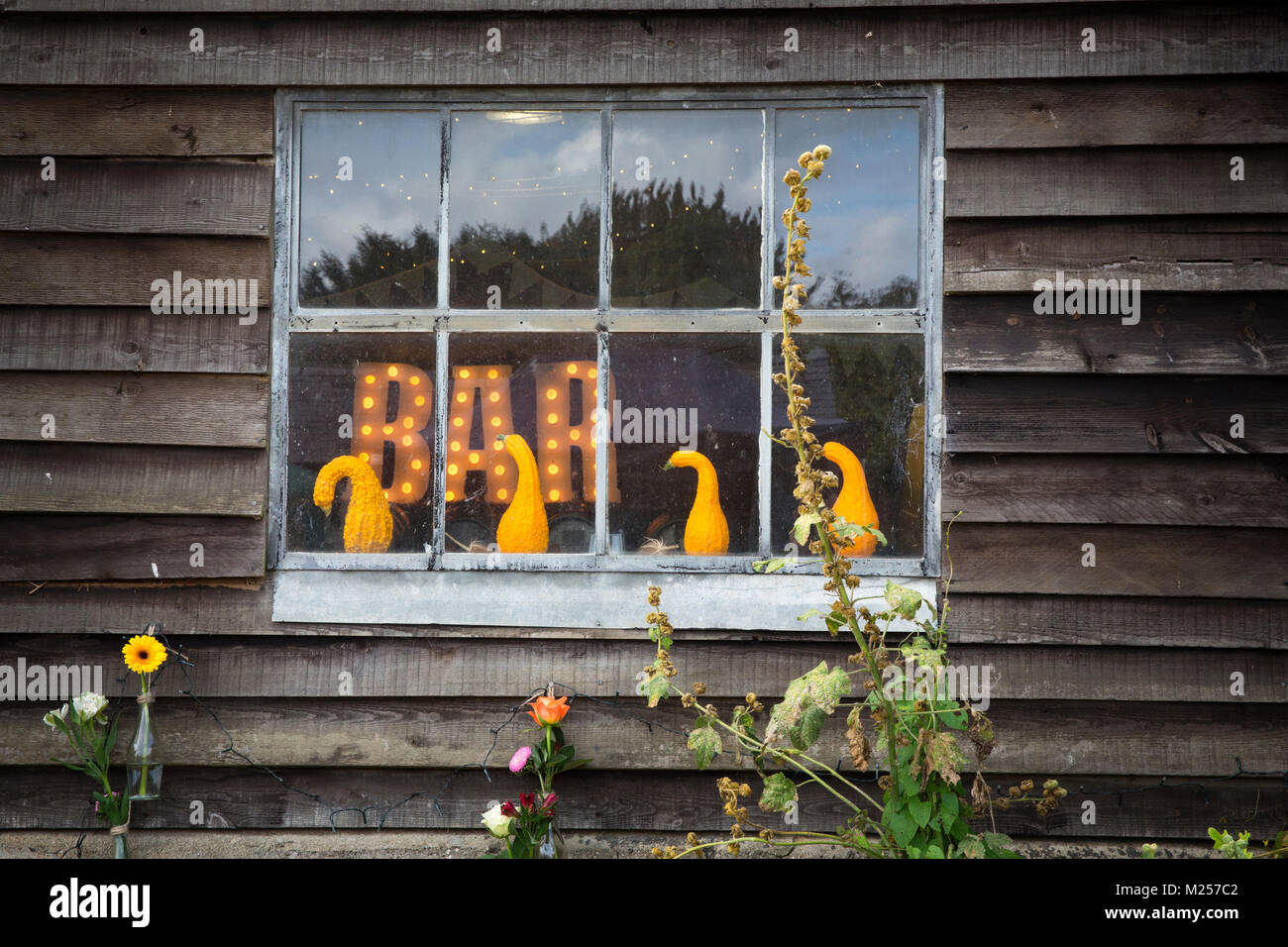 Rustikale Scheune Fenster mit beleuchteten Bar in Stockfoto