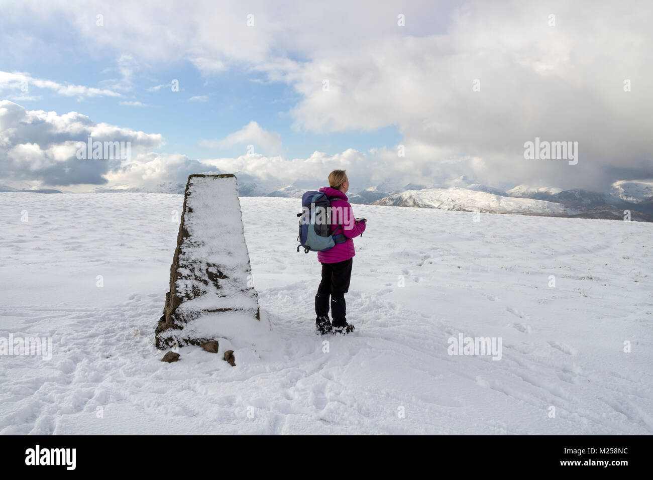 Lake District, Cumbria, UK. 4. Februar 2018. UK Wetter. Wanderer genießen einige wunderbare Schneelandschaft wandern Bedingungen und den spektakulären Blick über das ullswater Tal im Lake District heute. Die Prognose für die anhaltend kalten Temperaturen und Schnee, von denen einige südlichen Gebieten des Vereinigten Königreichs beeinträchtigen könnte. David Forster/Alamy leben Nachrichten Stockfoto