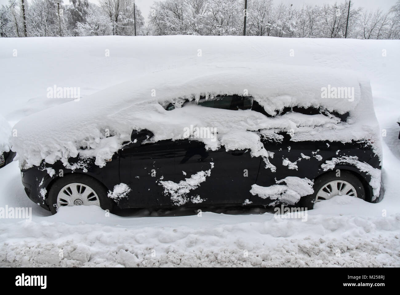 Moskau, Russland - 4 Feb, 2018: eine verschneite Auto nach einem Schneefall. Stockfoto