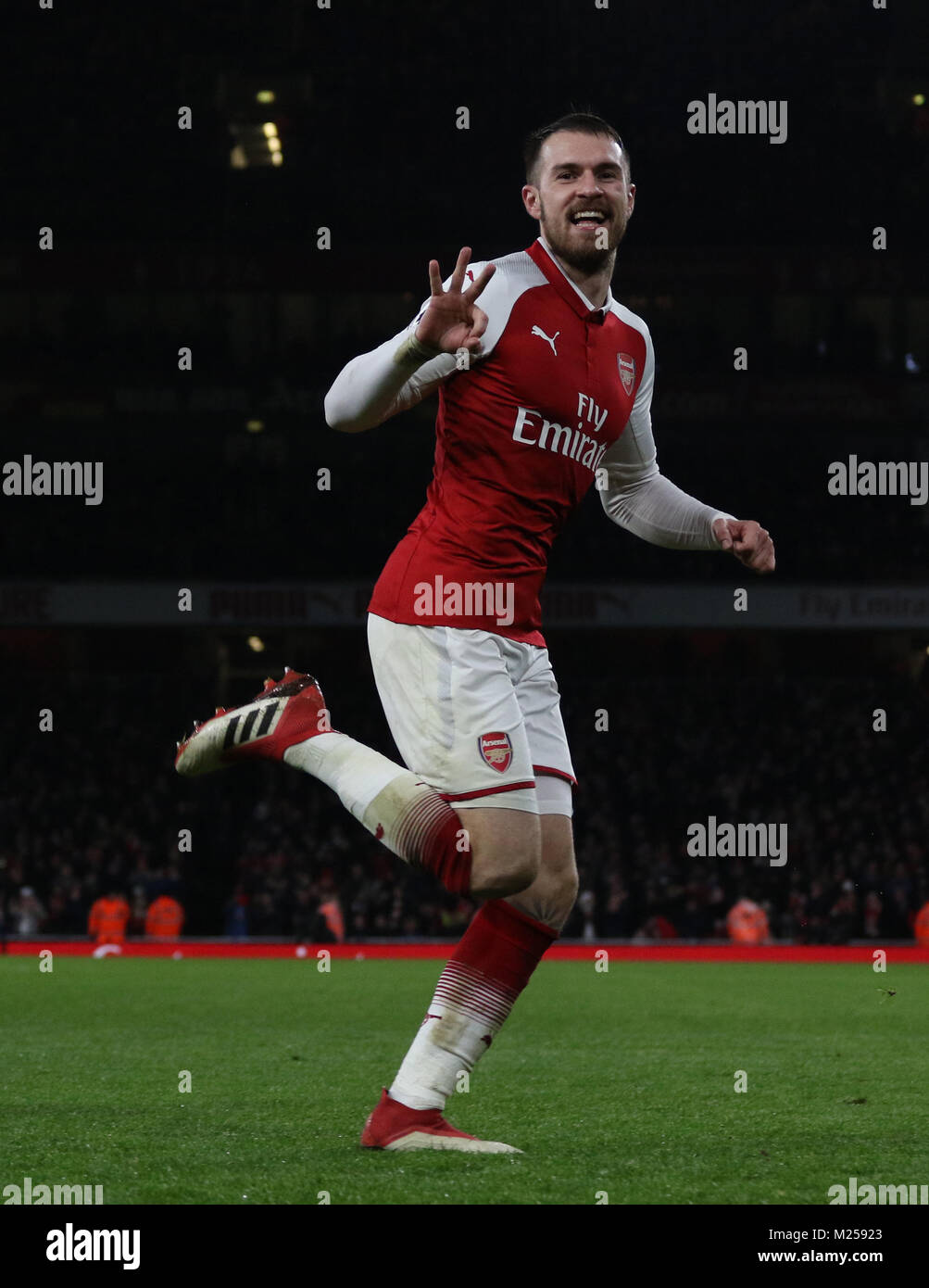 Aaron Ramsey (A) feiert seinen Hut - Trick und riefen die fünfte Arsenal Ziel (5-1) im Arsenal v Everton englische Premier League Match, das Emirates Stadium, London, am 3. Februar 2018 ** DIESES BILD IST FÜR DIE REDAKTIONELLE VERWENDUNG** Stockfoto