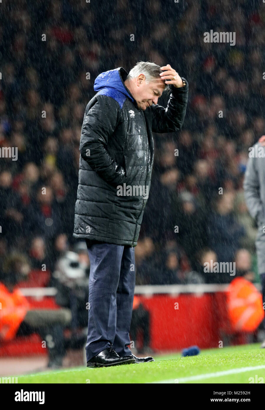 Der Regen ergießt sich auf Sam Allardyce (Everton manager) im Arsenal v Everton englische Premier League Match, das Emirates Stadium, London, am 3. Februar 2018 ** DIESES BILD IST FÜR DIE REDAKTIONELLE VERWENDUNG** Stockfoto